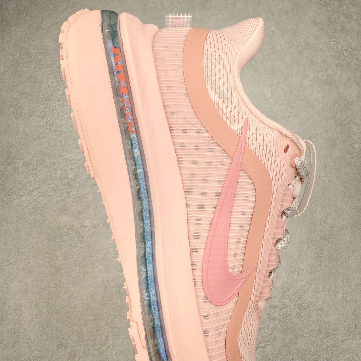 图片[6]-＃特价福利 NK Pegasus Premium 飞马全掌气垫跑步运动鞋 气垫的究极进化 NIKE2025新王炸 • 在特有Air科技加持下，耐克带来全新Pegasus Premium。这款跑鞋在传承耐克飞马（Pegasus）系列标志性的缓震功能的同时，将首次搭载耐克的塑型可视化Air Zoom气垫单元。• 塑型Air Zoom气垫单元贴合脚部的自然轮廓，帮助跑者在从后跟到脚趾的过渡中能够有效传递力量，带来一种前所未有的轻盈、顺畅回馈体验。中底采用ZoomX泡绵，后跟则使用ReactX泡绵，为跑者提供稳定流畅的推进感。• 塑型可视化Air Zoom气垫单元和精心配置的泡绵组合，让Pegasus Premium成为耐克飞马系列中颇具能量回馈的鞋款。• 全新Pegasus Premium不仅展示了耐克势头强劲的创新周期，证明了其特有的Air科技的强大实力，更体现了耐克倾听和服务运动员的能力。尺码：36 37.5 38 39 40 41 42 43 44 45-选品中心