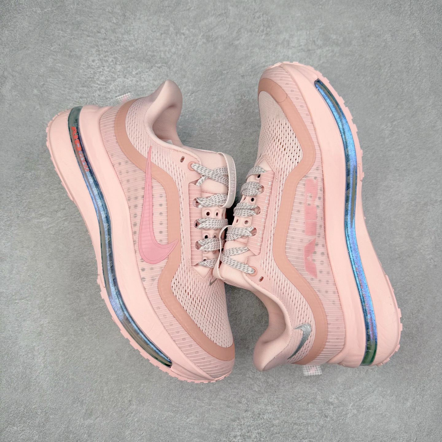 图片[3]-＃特价福利 NK Pegasus Premium 飞马全掌气垫跑步运动鞋 气垫的究极进化 NIKE2025新王炸 • 在特有Air科技加持下，耐克带来全新Pegasus Premium。这款跑鞋在传承耐克飞马（Pegasus）系列标志性的缓震功能的同时，将首次搭载耐克的塑型可视化Air Zoom气垫单元。• 塑型Air Zoom气垫单元贴合脚部的自然轮廓，帮助跑者在从后跟到脚趾的过渡中能够有效传递力量，带来一种前所未有的轻盈、顺畅回馈体验。中底采用ZoomX泡绵，后跟则使用ReactX泡绵，为跑者提供稳定流畅的推进感。• 塑型可视化Air Zoom气垫单元和精心配置的泡绵组合，让Pegasus Premium成为耐克飞马系列中颇具能量回馈的鞋款。• 全新Pegasus Premium不仅展示了耐克势头强劲的创新周期，证明了其特有的Air科技的强大实力，更体现了耐克倾听和服务运动员的能力。尺码：36 37.5 38 39 40 41 42 43 44 45-选品中心