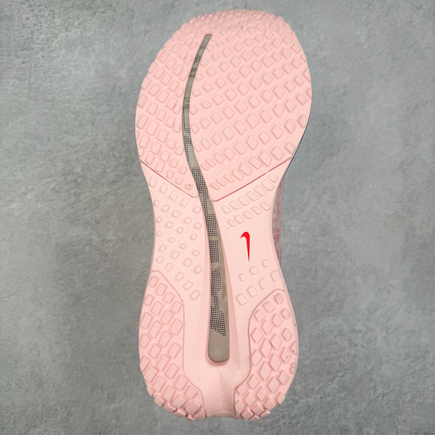 图片[9]-＃特价福利 NK Pegasus Premium 飞马全掌气垫跑步运动鞋 气垫的究极进化 NIKE2025新王炸 • 在特有Air科技加持下，耐克带来全新Pegasus Premium。这款跑鞋在传承耐克飞马（Pegasus）系列标志性的缓震功能的同时，将首次搭载耐克的塑型可视化Air Zoom气垫单元。• 塑型Air Zoom气垫单元贴合脚部的自然轮廓，帮助跑者在从后跟到脚趾的过渡中能够有效传递力量，带来一种前所未有的轻盈、顺畅回馈体验。中底采用ZoomX泡绵，后跟则使用ReactX泡绵，为跑者提供稳定流畅的推进感。• 塑型可视化Air Zoom气垫单元和精心配置的泡绵组合，让Pegasus Premium成为耐克飞马系列中颇具能量回馈的鞋款。• 全新Pegasus Premium不仅展示了耐克势头强劲的创新周期，证明了其特有的Air科技的强大实力，更体现了耐克倾听和服务运动员的能力。尺码：36 37.5 38 39 40 41 42 43 44 45-选品中心