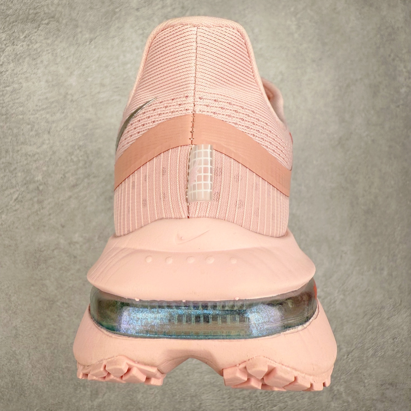 图片[8]-＃特价福利 NK Pegasus Premium 飞马全掌气垫跑步运动鞋 气垫的究极进化 NIKE2025新王炸 • 在特有Air科技加持下，耐克带来全新Pegasus Premium。这款跑鞋在传承耐克飞马（Pegasus）系列标志性的缓震功能的同时，将首次搭载耐克的塑型可视化Air Zoom气垫单元。• 塑型Air Zoom气垫单元贴合脚部的自然轮廓，帮助跑者在从后跟到脚趾的过渡中能够有效传递力量，带来一种前所未有的轻盈、顺畅回馈体验。中底采用ZoomX泡绵，后跟则使用ReactX泡绵，为跑者提供稳定流畅的推进感。• 塑型可视化Air Zoom气垫单元和精心配置的泡绵组合，让Pegasus Premium成为耐克飞马系列中颇具能量回馈的鞋款。• 全新Pegasus Premium不仅展示了耐克势头强劲的创新周期，证明了其特有的Air科技的强大实力，更体现了耐克倾听和服务运动员的能力。尺码：36 37.5 38 39 40 41 42 43 44 45-选品中心