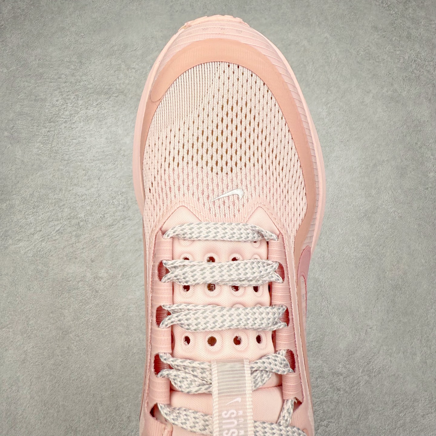 图片[4]-＃特价福利 NK Pegasus Premium 飞马全掌气垫跑步运动鞋 气垫的究极进化 NIKE2025新王炸 • 在特有Air科技加持下，耐克带来全新Pegasus Premium。这款跑鞋在传承耐克飞马（Pegasus）系列标志性的缓震功能的同时，将首次搭载耐克的塑型可视化Air Zoom气垫单元。• 塑型Air Zoom气垫单元贴合脚部的自然轮廓，帮助跑者在从后跟到脚趾的过渡中能够有效传递力量，带来一种前所未有的轻盈、顺畅回馈体验。中底采用ZoomX泡绵，后跟则使用ReactX泡绵，为跑者提供稳定流畅的推进感。• 塑型可视化Air Zoom气垫单元和精心配置的泡绵组合，让Pegasus Premium成为耐克飞马系列中颇具能量回馈的鞋款。• 全新Pegasus Premium不仅展示了耐克势头强劲的创新周期，证明了其特有的Air科技的强大实力，更体现了耐克倾听和服务运动员的能力。尺码：36 37.5 38 39 40 41 42 43 44 45-选品中心