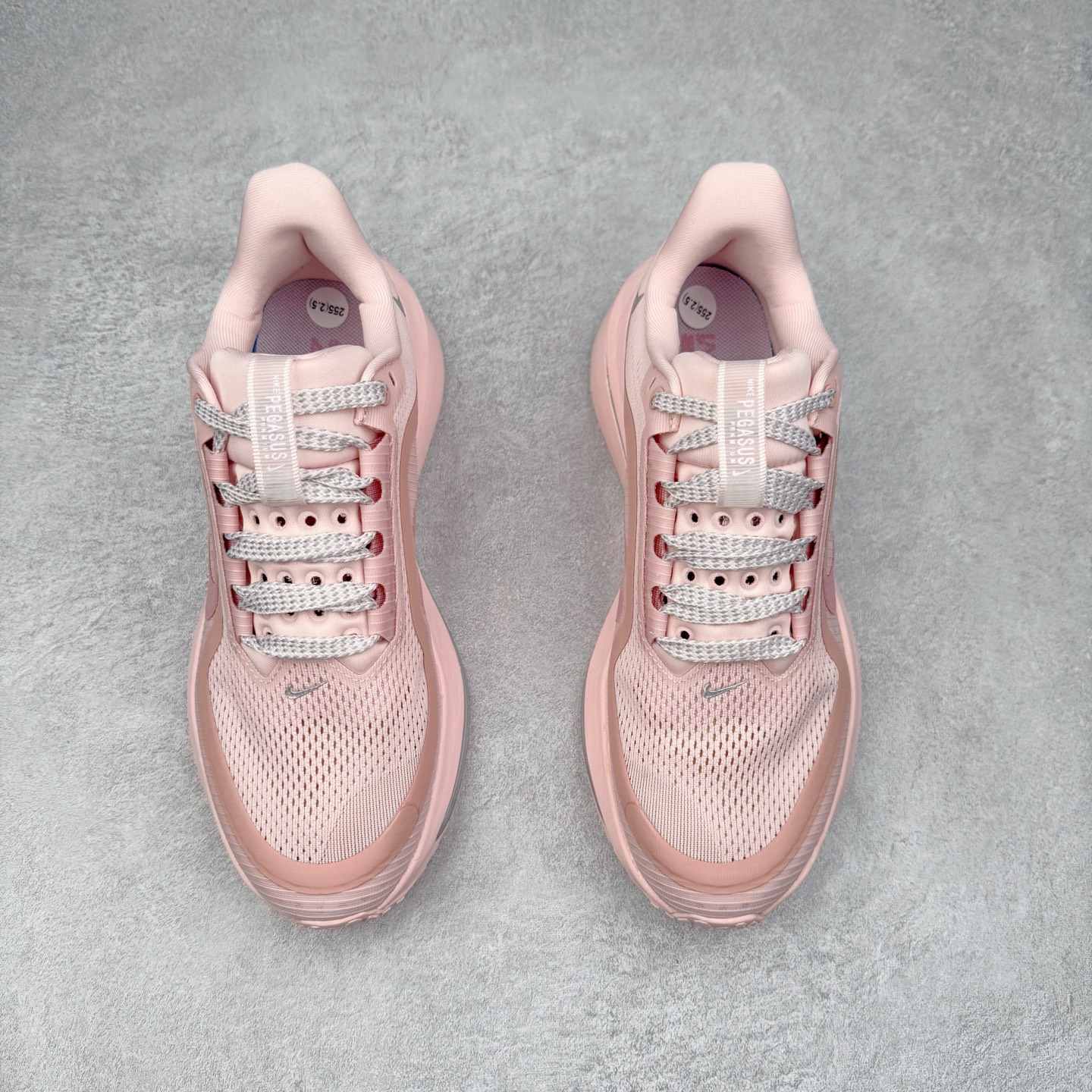 图片[2]-＃特价福利 NK Pegasus Premium 飞马全掌气垫跑步运动鞋 气垫的究极进化 NIKE2025新王炸 • 在特有Air科技加持下，耐克带来全新Pegasus Premium。这款跑鞋在传承耐克飞马（Pegasus）系列标志性的缓震功能的同时，将首次搭载耐克的塑型可视化Air Zoom气垫单元。• 塑型Air Zoom气垫单元贴合脚部的自然轮廓，帮助跑者在从后跟到脚趾的过渡中能够有效传递力量，带来一种前所未有的轻盈、顺畅回馈体验。中底采用ZoomX泡绵，后跟则使用ReactX泡绵，为跑者提供稳定流畅的推进感。• 塑型可视化Air Zoom气垫单元和精心配置的泡绵组合，让Pegasus Premium成为耐克飞马系列中颇具能量回馈的鞋款。• 全新Pegasus Premium不仅展示了耐克势头强劲的创新周期，证明了其特有的Air科技的强大实力，更体现了耐克倾听和服务运动员的能力。尺码：36 37.5 38 39 40 41 42 43 44 45-选品中心