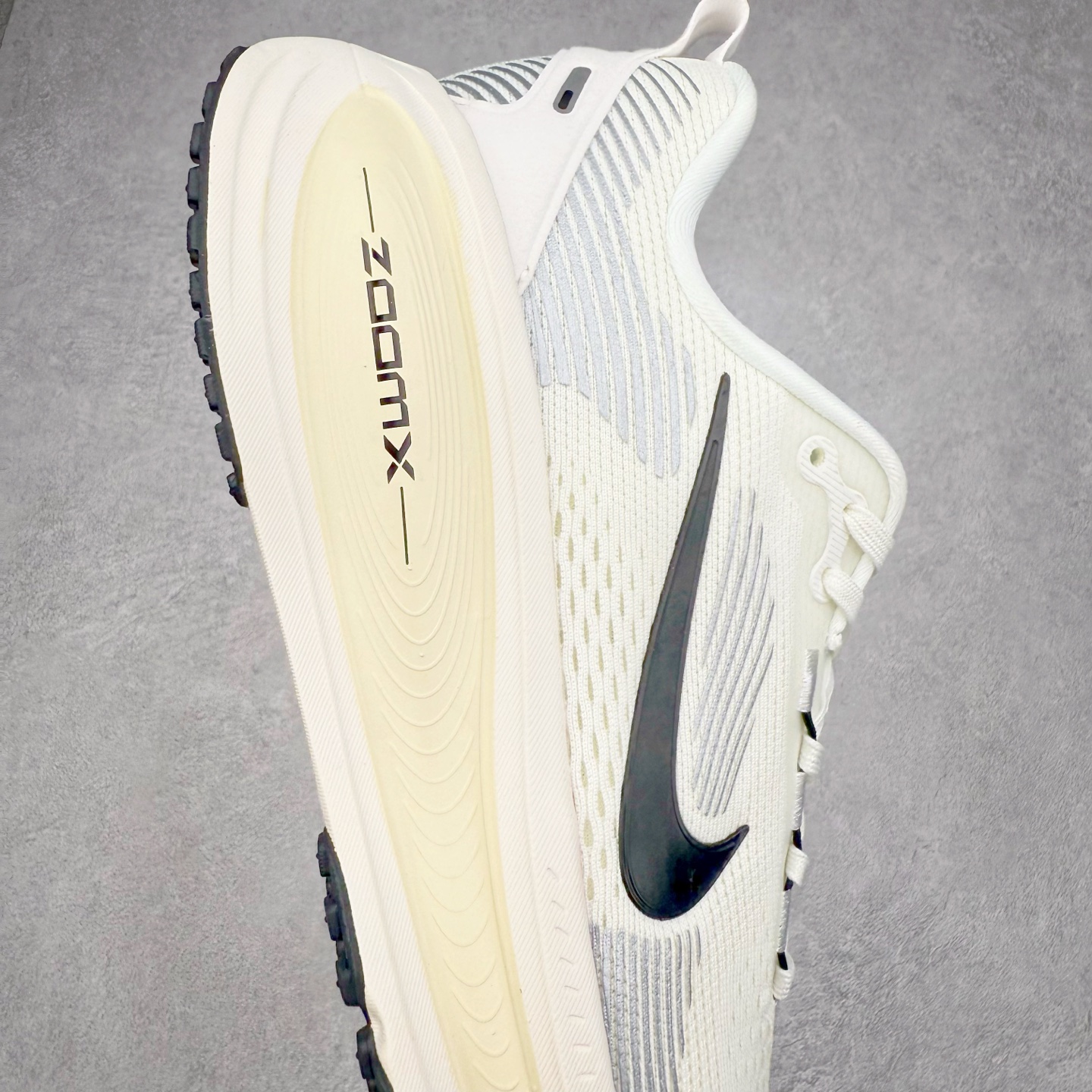 图片[6]-＃纯原福利 NK Air Zoom Vomero 18 轻便舒适公路跑步鞋 HM6803-001 质感柔软 弹力充沛 助力一路畅跑 乐享不停 厚实泡绵缔造舒适的回弹效果 铸就出色跑步表现 该鞋款轻盈透气 带你步入舒适新境界 疾速刺激感和非凡舒适脚感交织 定能让跑者在迈步间找到渴望已久的跑步乐趣 自如掌控跑步节奏、配速和里程 足底缓震配置赋予双足柔软舒适感受 助你一路畅跑 缓震设计 在双足触地时有助提供舒适脚感 搭载性能出众的 ZoomX 和 Cushlon 泡绵 营造柔软舒适脚感 助你稳稳迈步 基于跑者反馈 简化中底设计 带来出色舒适感 尺码：36 36.5 37.5 38 38.5 39 40 40.5 41 42 42.5 43 44 44.5 45-选品中心