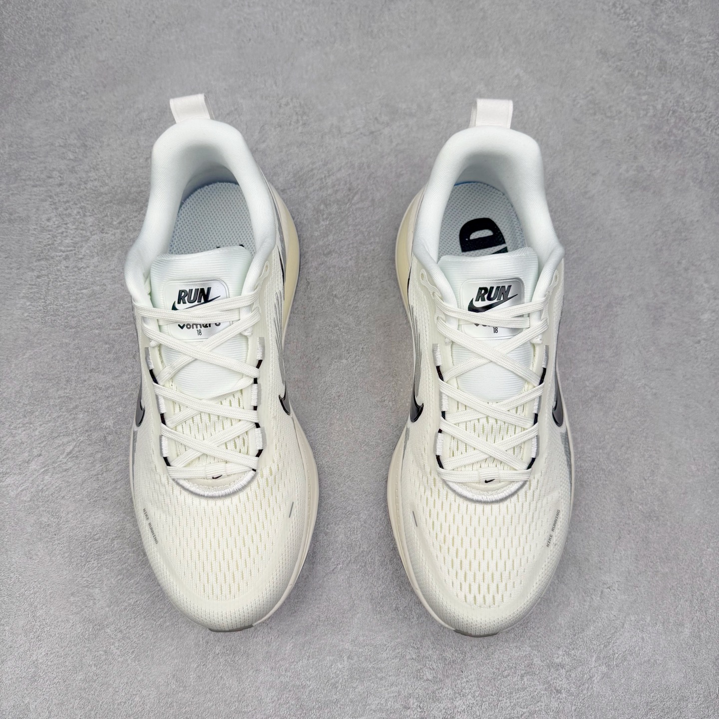 图片[2]-＃纯原福利 NK Air Zoom Vomero 18 轻便舒适公路跑步鞋 HM6803-001 质感柔软 弹力充沛 助力一路畅跑 乐享不停 厚实泡绵缔造舒适的回弹效果 铸就出色跑步表现 该鞋款轻盈透气 带你步入舒适新境界 疾速刺激感和非凡舒适脚感交织 定能让跑者在迈步间找到渴望已久的跑步乐趣 自如掌控跑步节奏、配速和里程 足底缓震配置赋予双足柔软舒适感受 助你一路畅跑 缓震设计 在双足触地时有助提供舒适脚感 搭载性能出众的 ZoomX 和 Cushlon 泡绵 营造柔软舒适脚感 助你稳稳迈步 基于跑者反馈 简化中底设计 带来出色舒适感 尺码：36 36.5 37.5 38 38.5 39 40 40.5 41 42 42.5 43 44 44.5 45-选品中心