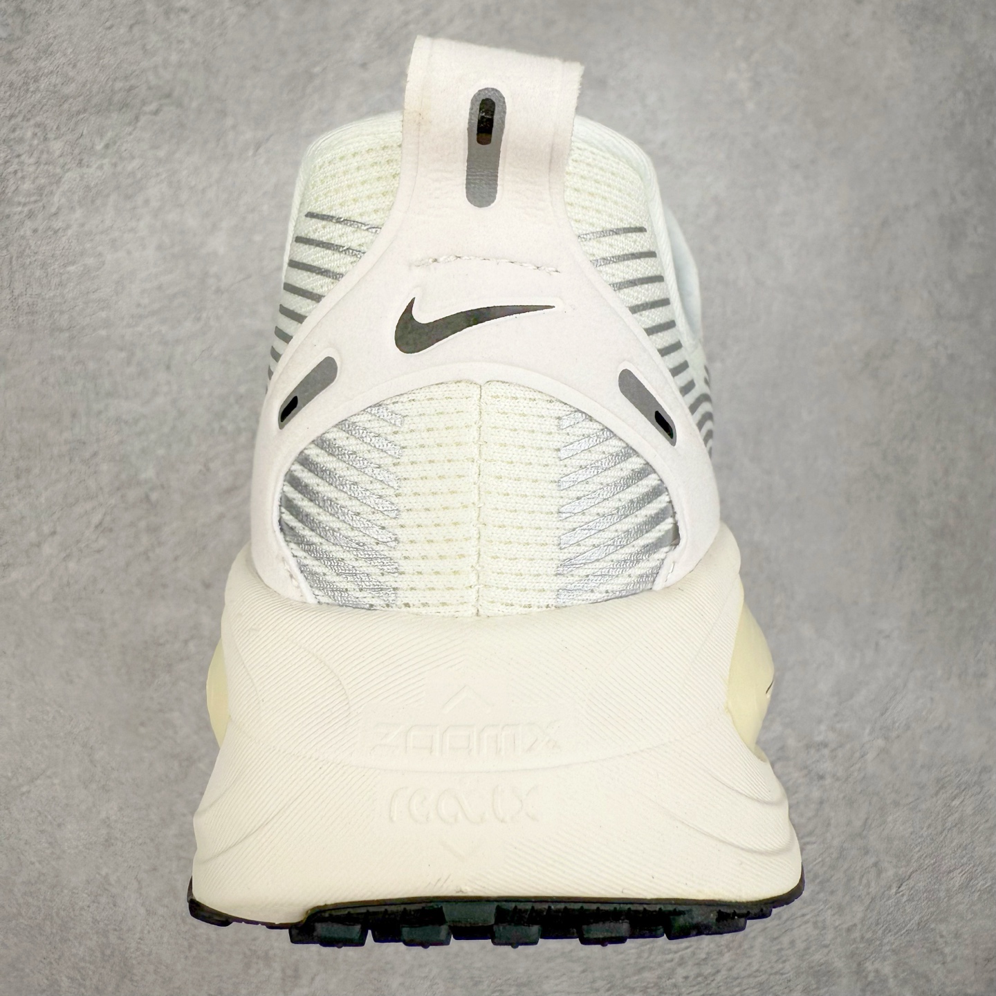 图片[8]-＃纯原福利 NK Air Zoom Vomero 18 轻便舒适公路跑步鞋 HM6803-001 质感柔软 弹力充沛 助力一路畅跑 乐享不停 厚实泡绵缔造舒适的回弹效果 铸就出色跑步表现 该鞋款轻盈透气 带你步入舒适新境界 疾速刺激感和非凡舒适脚感交织 定能让跑者在迈步间找到渴望已久的跑步乐趣 自如掌控跑步节奏、配速和里程 足底缓震配置赋予双足柔软舒适感受 助你一路畅跑 缓震设计 在双足触地时有助提供舒适脚感 搭载性能出众的 ZoomX 和 Cushlon 泡绵 营造柔软舒适脚感 助你稳稳迈步 基于跑者反馈 简化中底设计 带来出色舒适感 尺码：36 36.5 37.5 38 38.5 39 40 40.5 41 42 42.5 43 44 44.5 45-选品中心