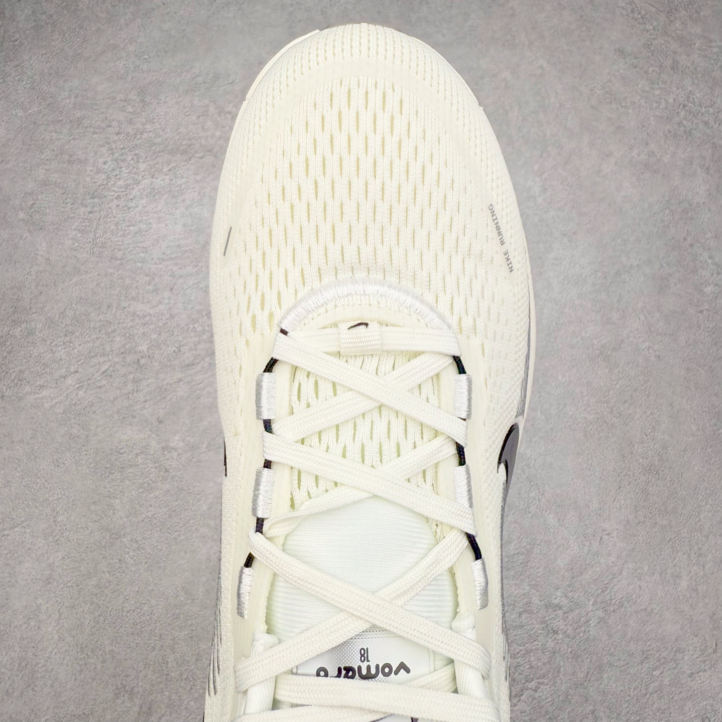 图片[4]-＃纯原福利 NK Air Zoom Vomero 18 轻便舒适公路跑步鞋 HM6803-001 质感柔软 弹力充沛 助力一路畅跑 乐享不停 厚实泡绵缔造舒适的回弹效果 铸就出色跑步表现 该鞋款轻盈透气 带你步入舒适新境界 疾速刺激感和非凡舒适脚感交织 定能让跑者在迈步间找到渴望已久的跑步乐趣 自如掌控跑步节奏、配速和里程 足底缓震配置赋予双足柔软舒适感受 助你一路畅跑 缓震设计 在双足触地时有助提供舒适脚感 搭载性能出众的 ZoomX 和 Cushlon 泡绵 营造柔软舒适脚感 助你稳稳迈步 基于跑者反馈 简化中底设计 带来出色舒适感 尺码：36 36.5 37.5 38 38.5 39 40 40.5 41 42 42.5 43 44 44.5 45-选品中心