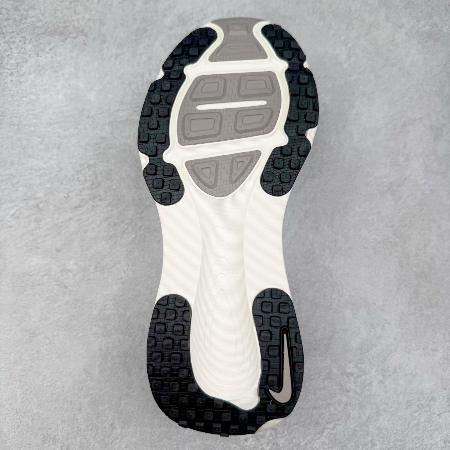 图片[9]-＃纯原福利 NK Air Zoom Vomero 18 轻便舒适公路跑步鞋 HM6803-001 质感柔软 弹力充沛 助力一路畅跑 乐享不停 厚实泡绵缔造舒适的回弹效果 铸就出色跑步表现 该鞋款轻盈透气 带你步入舒适新境界 疾速刺激感和非凡舒适脚感交织 定能让跑者在迈步间找到渴望已久的跑步乐趣 自如掌控跑步节奏、配速和里程 足底缓震配置赋予双足柔软舒适感受 助你一路畅跑 缓震设计 在双足触地时有助提供舒适脚感 搭载性能出众的 ZoomX 和 Cushlon 泡绵 营造柔软舒适脚感 助你稳稳迈步 基于跑者反馈 简化中底设计 带来出色舒适感 尺码：36 36.5 37.5 38 38.5 39 40 40.5 41 42 42.5 43 44 44.5 45-选品中心