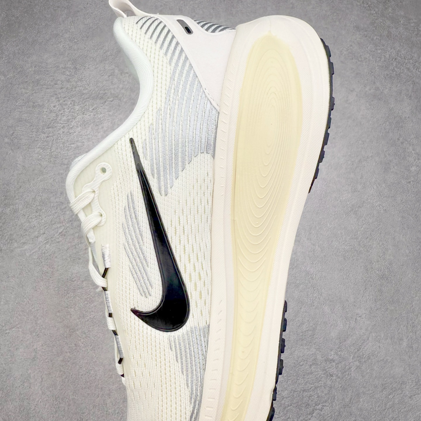 图片[7]-＃纯原福利 NK Air Zoom Vomero 18 轻便舒适公路跑步鞋 HM6803-001 质感柔软 弹力充沛 助力一路畅跑 乐享不停 厚实泡绵缔造舒适的回弹效果 铸就出色跑步表现 该鞋款轻盈透气 带你步入舒适新境界 疾速刺激感和非凡舒适脚感交织 定能让跑者在迈步间找到渴望已久的跑步乐趣 自如掌控跑步节奏、配速和里程 足底缓震配置赋予双足柔软舒适感受 助你一路畅跑 缓震设计 在双足触地时有助提供舒适脚感 搭载性能出众的 ZoomX 和 Cushlon 泡绵 营造柔软舒适脚感 助你稳稳迈步 基于跑者反馈 简化中底设计 带来出色舒适感 尺码：36 36.5 37.5 38 38.5 39 40 40.5 41 42 42.5 43 44 44.5 45-选品中心