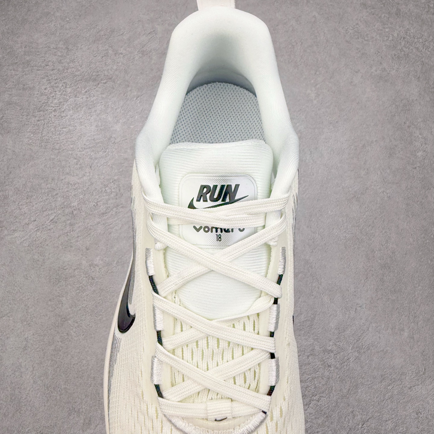 图片[5]-＃纯原福利 NK Air Zoom Vomero 18 轻便舒适公路跑步鞋 HM6803-001 质感柔软 弹力充沛 助力一路畅跑 乐享不停 厚实泡绵缔造舒适的回弹效果 铸就出色跑步表现 该鞋款轻盈透气 带你步入舒适新境界 疾速刺激感和非凡舒适脚感交织 定能让跑者在迈步间找到渴望已久的跑步乐趣 自如掌控跑步节奏、配速和里程 足底缓震配置赋予双足柔软舒适感受 助你一路畅跑 缓震设计 在双足触地时有助提供舒适脚感 搭载性能出众的 ZoomX 和 Cushlon 泡绵 营造柔软舒适脚感 助你稳稳迈步 基于跑者反馈 简化中底设计 带来出色舒适感 尺码：36 36.5 37.5 38 38.5 39 40 40.5 41 42 42.5 43 44 44.5 45-选品中心