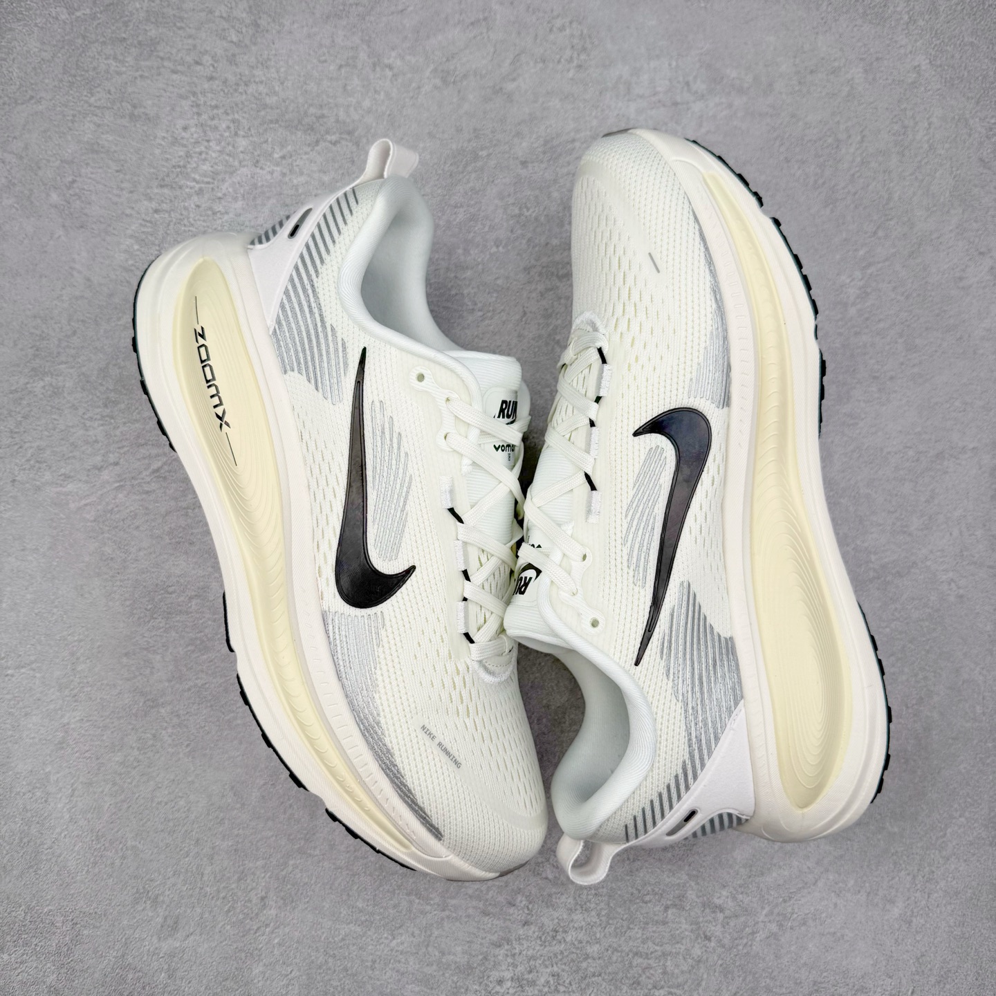 图片[3]-＃纯原福利 NK Air Zoom Vomero 18 轻便舒适公路跑步鞋 HM6803-001 质感柔软 弹力充沛 助力一路畅跑 乐享不停 厚实泡绵缔造舒适的回弹效果 铸就出色跑步表现 该鞋款轻盈透气 带你步入舒适新境界 疾速刺激感和非凡舒适脚感交织 定能让跑者在迈步间找到渴望已久的跑步乐趣 自如掌控跑步节奏、配速和里程 足底缓震配置赋予双足柔软舒适感受 助你一路畅跑 缓震设计 在双足触地时有助提供舒适脚感 搭载性能出众的 ZoomX 和 Cushlon 泡绵 营造柔软舒适脚感 助你稳稳迈步 基于跑者反馈 简化中底设计 带来出色舒适感 尺码：36 36.5 37.5 38 38.5 39 40 40.5 41 42 42.5 43 44 44.5 45-选品中心