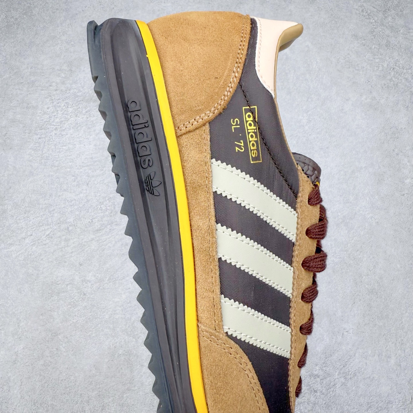 图片[6]-＃HP纯原 AD Wmns SL72 OG 系列德训足球风百搭低帮休闲运动板鞋 IG4645 采用高弹EVA+MODEL+RB三层组合底 区别市面RB一体大底 三层组合鞋底重量与原鞋一致 Originals 将有「T 头鞋」造型的诞生于 1972 年的 SL72 鞋款复刻带回 各位买鞋又有新选择了 1972 年 SL72 问世后 引领了后来阿迪达斯的跑鞋发展方向 其中「SL」代表了 Super Light 彰显了产品轻便的特性 1972 年 SL72 问世后 引领了后来阿迪达斯的跑鞋发展方向 其中「SL」代表了 Super Light 彰显了产品轻便的特性 这次 Originals 延续其轻质经典的基因 带来男女两款 SL72 男生款带来 SL72 RS 鞋型 RS 意为 Reshaped（重塑）鞋款在保留了经典的外观基础上 在尼龙材质里增加了填充物 使鞋型更加挺立和饱满 鞋头则更加圆润 鞋底的 EVA 材质则增加了鞋款的高度 女生款则带来 SL72 OG W 鞋型 OG 顾名思义则是致敬经典款式 相较于 RS（Reshaped）鞋款 鞋身更加纤细 其整体鞋身轮廓、线条、细节、材质上尊崇 70 年代 SL72 的设计 还原经典味道 尺码：36 36⅔ 37⅓ 38 38⅔ 39⅓ 40 40⅔ 41⅓ 42 42⅔ 43⅓ 44 44⅔ 45-选品中心