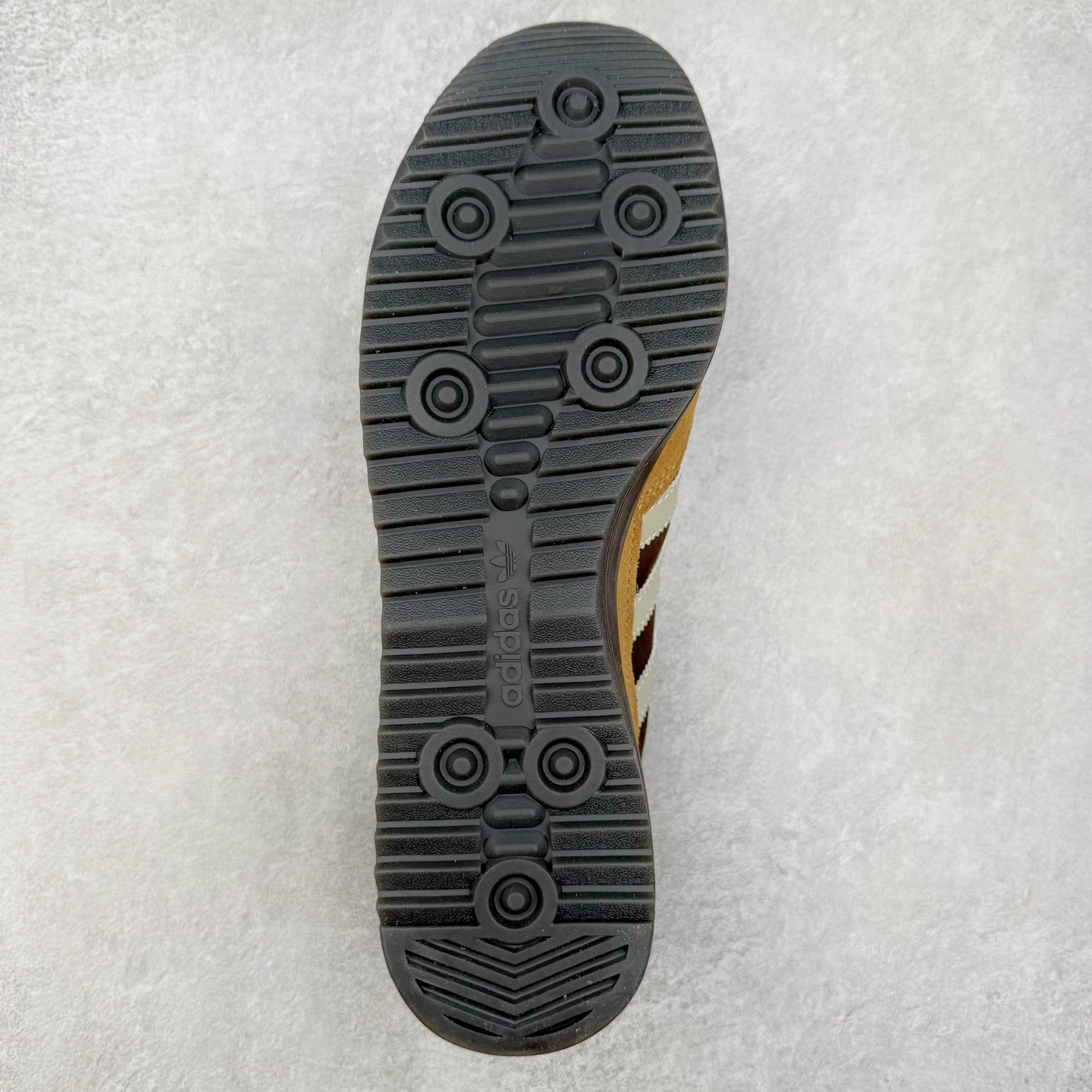 图片[9]-＃HP纯原 AD Wmns SL72 OG 系列德训足球风百搭低帮休闲运动板鞋 IG4645 采用高弹EVA+MODEL+RB三层组合底 区别市面RB一体大底 三层组合鞋底重量与原鞋一致 Originals 将有「T 头鞋」造型的诞生于 1972 年的 SL72 鞋款复刻带回 各位买鞋又有新选择了 1972 年 SL72 问世后 引领了后来阿迪达斯的跑鞋发展方向 其中「SL」代表了 Super Light 彰显了产品轻便的特性 1972 年 SL72 问世后 引领了后来阿迪达斯的跑鞋发展方向 其中「SL」代表了 Super Light 彰显了产品轻便的特性 这次 Originals 延续其轻质经典的基因 带来男女两款 SL72 男生款带来 SL72 RS 鞋型 RS 意为 Reshaped（重塑）鞋款在保留了经典的外观基础上 在尼龙材质里增加了填充物 使鞋型更加挺立和饱满 鞋头则更加圆润 鞋底的 EVA 材质则增加了鞋款的高度 女生款则带来 SL72 OG W 鞋型 OG 顾名思义则是致敬经典款式 相较于 RS（Reshaped）鞋款 鞋身更加纤细 其整体鞋身轮廓、线条、细节、材质上尊崇 70 年代 SL72 的设计 还原经典味道 尺码：36 36⅔ 37⅓ 38 38⅔ 39⅓ 40 40⅔ 41⅓ 42 42⅔ 43⅓ 44 44⅔ 45-选品中心