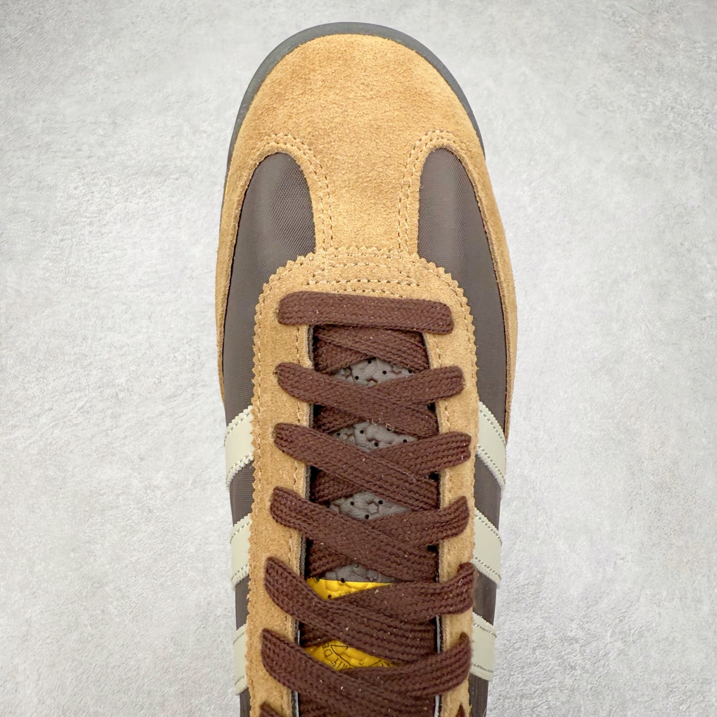 图片[4]-＃HP纯原 AD Wmns SL72 OG 系列德训足球风百搭低帮休闲运动板鞋 IG4645 采用高弹EVA+MODEL+RB三层组合底 区别市面RB一体大底 三层组合鞋底重量与原鞋一致 Originals 将有「T 头鞋」造型的诞生于 1972 年的 SL72 鞋款复刻带回 各位买鞋又有新选择了 1972 年 SL72 问世后 引领了后来阿迪达斯的跑鞋发展方向 其中「SL」代表了 Super Light 彰显了产品轻便的特性 1972 年 SL72 问世后 引领了后来阿迪达斯的跑鞋发展方向 其中「SL」代表了 Super Light 彰显了产品轻便的特性 这次 Originals 延续其轻质经典的基因 带来男女两款 SL72 男生款带来 SL72 RS 鞋型 RS 意为 Reshaped（重塑）鞋款在保留了经典的外观基础上 在尼龙材质里增加了填充物 使鞋型更加挺立和饱满 鞋头则更加圆润 鞋底的 EVA 材质则增加了鞋款的高度 女生款则带来 SL72 OG W 鞋型 OG 顾名思义则是致敬经典款式 相较于 RS（Reshaped）鞋款 鞋身更加纤细 其整体鞋身轮廓、线条、细节、材质上尊崇 70 年代 SL72 的设计 还原经典味道 尺码：36 36⅔ 37⅓ 38 38⅔ 39⅓ 40 40⅔ 41⅓ 42 42⅔ 43⅓ 44 44⅔ 45-选品中心