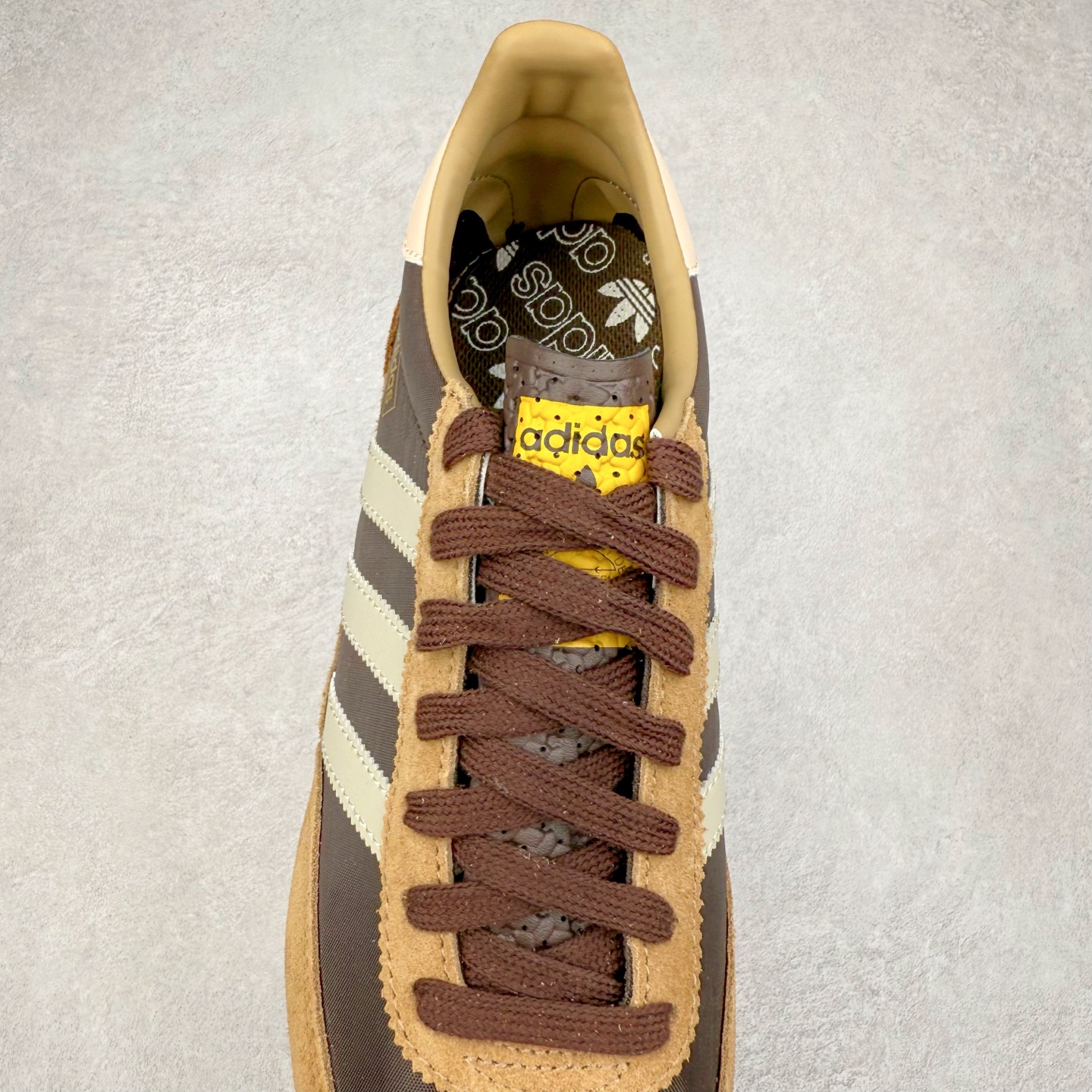 图片[5]-＃HP纯原 AD Wmns SL72 OG 系列德训足球风百搭低帮休闲运动板鞋 IG4645 采用高弹EVA+MODEL+RB三层组合底 区别市面RB一体大底 三层组合鞋底重量与原鞋一致 Originals 将有「T 头鞋」造型的诞生于 1972 年的 SL72 鞋款复刻带回 各位买鞋又有新选择了 1972 年 SL72 问世后 引领了后来阿迪达斯的跑鞋发展方向 其中「SL」代表了 Super Light 彰显了产品轻便的特性 1972 年 SL72 问世后 引领了后来阿迪达斯的跑鞋发展方向 其中「SL」代表了 Super Light 彰显了产品轻便的特性 这次 Originals 延续其轻质经典的基因 带来男女两款 SL72 男生款带来 SL72 RS 鞋型 RS 意为 Reshaped（重塑）鞋款在保留了经典的外观基础上 在尼龙材质里增加了填充物 使鞋型更加挺立和饱满 鞋头则更加圆润 鞋底的 EVA 材质则增加了鞋款的高度 女生款则带来 SL72 OG W 鞋型 OG 顾名思义则是致敬经典款式 相较于 RS（Reshaped）鞋款 鞋身更加纤细 其整体鞋身轮廓、线条、细节、材质上尊崇 70 年代 SL72 的设计 还原经典味道 尺码：36 36⅔ 37⅓ 38 38⅔ 39⅓ 40 40⅔ 41⅓ 42 42⅔ 43⅓ 44 44⅔ 45-选品中心