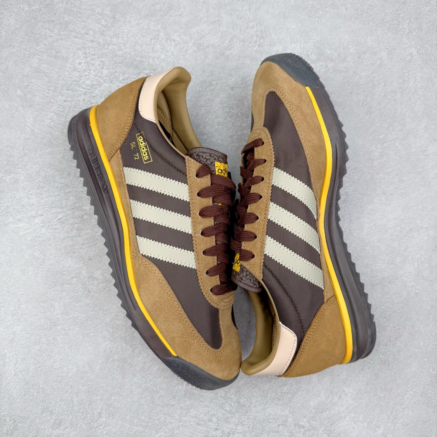 图片[3]-＃HP纯原 AD Wmns SL72 OG 系列德训足球风百搭低帮休闲运动板鞋 IG4645 采用高弹EVA+MODEL+RB三层组合底 区别市面RB一体大底 三层组合鞋底重量与原鞋一致 Originals 将有「T 头鞋」造型的诞生于 1972 年的 SL72 鞋款复刻带回 各位买鞋又有新选择了 1972 年 SL72 问世后 引领了后来阿迪达斯的跑鞋发展方向 其中「SL」代表了 Super Light 彰显了产品轻便的特性 1972 年 SL72 问世后 引领了后来阿迪达斯的跑鞋发展方向 其中「SL」代表了 Super Light 彰显了产品轻便的特性 这次 Originals 延续其轻质经典的基因 带来男女两款 SL72 男生款带来 SL72 RS 鞋型 RS 意为 Reshaped（重塑）鞋款在保留了经典的外观基础上 在尼龙材质里增加了填充物 使鞋型更加挺立和饱满 鞋头则更加圆润 鞋底的 EVA 材质则增加了鞋款的高度 女生款则带来 SL72 OG W 鞋型 OG 顾名思义则是致敬经典款式 相较于 RS（Reshaped）鞋款 鞋身更加纤细 其整体鞋身轮廓、线条、细节、材质上尊崇 70 年代 SL72 的设计 还原经典味道 尺码：36 36⅔ 37⅓ 38 38⅔ 39⅓ 40 40⅔ 41⅓ 42 42⅔ 43⅓ 44 44⅔ 45-选品中心