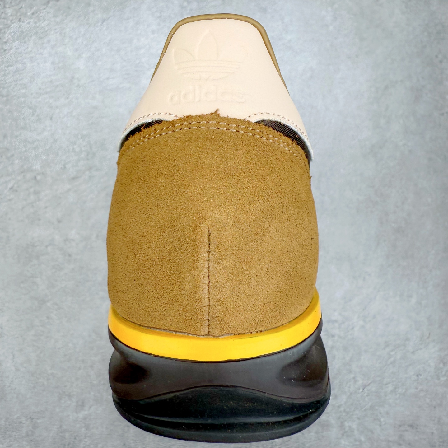 图片[8]-＃HP纯原 AD Wmns SL72 OG 系列德训足球风百搭低帮休闲运动板鞋 IG4645 采用高弹EVA+MODEL+RB三层组合底 区别市面RB一体大底 三层组合鞋底重量与原鞋一致 Originals 将有「T 头鞋」造型的诞生于 1972 年的 SL72 鞋款复刻带回 各位买鞋又有新选择了 1972 年 SL72 问世后 引领了后来阿迪达斯的跑鞋发展方向 其中「SL」代表了 Super Light 彰显了产品轻便的特性 1972 年 SL72 问世后 引领了后来阿迪达斯的跑鞋发展方向 其中「SL」代表了 Super Light 彰显了产品轻便的特性 这次 Originals 延续其轻质经典的基因 带来男女两款 SL72 男生款带来 SL72 RS 鞋型 RS 意为 Reshaped（重塑）鞋款在保留了经典的外观基础上 在尼龙材质里增加了填充物 使鞋型更加挺立和饱满 鞋头则更加圆润 鞋底的 EVA 材质则增加了鞋款的高度 女生款则带来 SL72 OG W 鞋型 OG 顾名思义则是致敬经典款式 相较于 RS（Reshaped）鞋款 鞋身更加纤细 其整体鞋身轮廓、线条、细节、材质上尊崇 70 年代 SL72 的设计 还原经典味道 尺码：36 36⅔ 37⅓ 38 38⅔ 39⅓ 40 40⅔ 41⅓ 42 42⅔ 43⅓ 44 44⅔ 45-选品中心