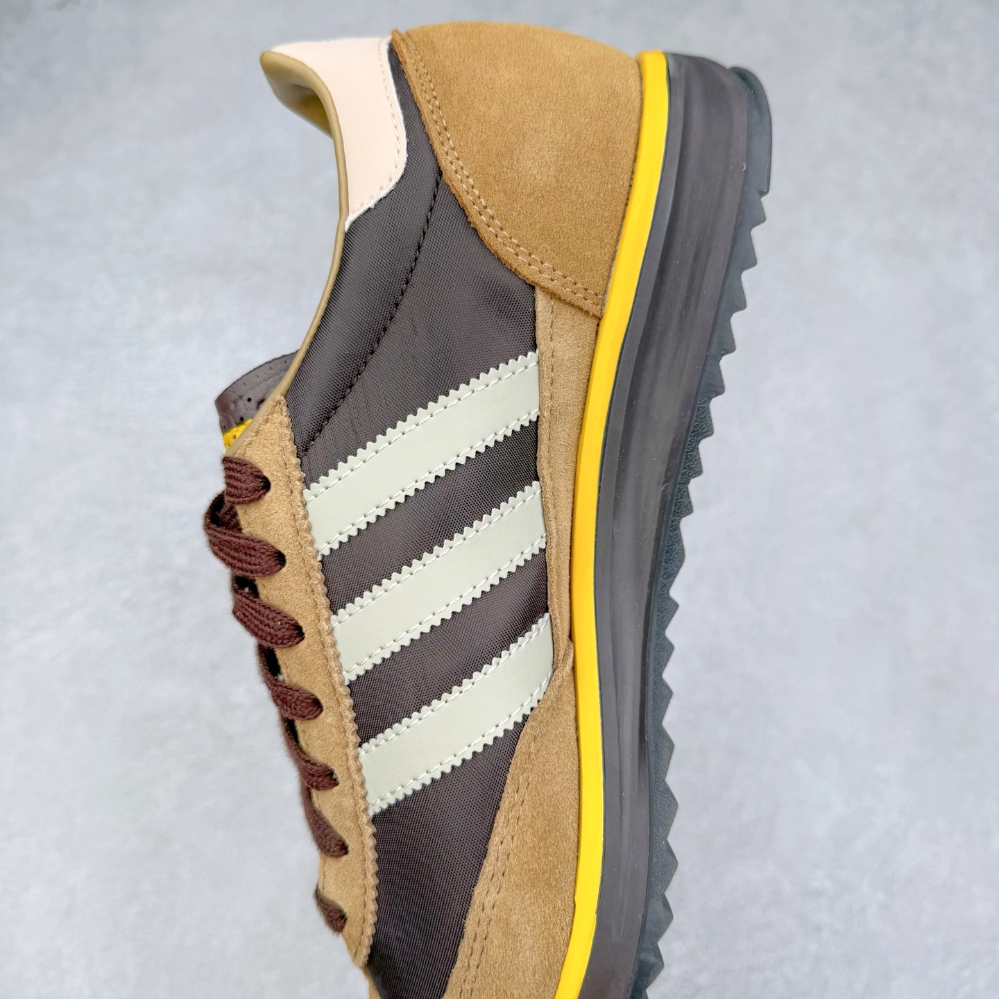 图片[7]-＃HP纯原 AD Wmns SL72 OG 系列德训足球风百搭低帮休闲运动板鞋 IG4645 采用高弹EVA+MODEL+RB三层组合底 区别市面RB一体大底 三层组合鞋底重量与原鞋一致 Originals 将有「T 头鞋」造型的诞生于 1972 年的 SL72 鞋款复刻带回 各位买鞋又有新选择了 1972 年 SL72 问世后 引领了后来阿迪达斯的跑鞋发展方向 其中「SL」代表了 Super Light 彰显了产品轻便的特性 1972 年 SL72 问世后 引领了后来阿迪达斯的跑鞋发展方向 其中「SL」代表了 Super Light 彰显了产品轻便的特性 这次 Originals 延续其轻质经典的基因 带来男女两款 SL72 男生款带来 SL72 RS 鞋型 RS 意为 Reshaped（重塑）鞋款在保留了经典的外观基础上 在尼龙材质里增加了填充物 使鞋型更加挺立和饱满 鞋头则更加圆润 鞋底的 EVA 材质则增加了鞋款的高度 女生款则带来 SL72 OG W 鞋型 OG 顾名思义则是致敬经典款式 相较于 RS（Reshaped）鞋款 鞋身更加纤细 其整体鞋身轮廓、线条、细节、材质上尊崇 70 年代 SL72 的设计 还原经典味道 尺码：36 36⅔ 37⅓ 38 38⅔ 39⅓ 40 40⅔ 41⅓ 42 42⅔ 43⅓ 44 44⅔ 45-选品中心