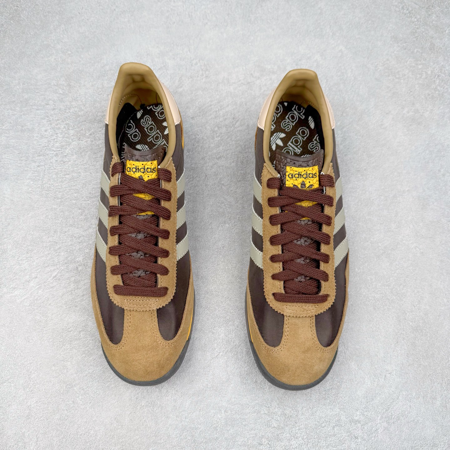 图片[2]-＃HP纯原 AD Wmns SL72 OG 系列德训足球风百搭低帮休闲运动板鞋 IG4645 采用高弹EVA+MODEL+RB三层组合底 区别市面RB一体大底 三层组合鞋底重量与原鞋一致 Originals 将有「T 头鞋」造型的诞生于 1972 年的 SL72 鞋款复刻带回 各位买鞋又有新选择了 1972 年 SL72 问世后 引领了后来阿迪达斯的跑鞋发展方向 其中「SL」代表了 Super Light 彰显了产品轻便的特性 1972 年 SL72 问世后 引领了后来阿迪达斯的跑鞋发展方向 其中「SL」代表了 Super Light 彰显了产品轻便的特性 这次 Originals 延续其轻质经典的基因 带来男女两款 SL72 男生款带来 SL72 RS 鞋型 RS 意为 Reshaped（重塑）鞋款在保留了经典的外观基础上 在尼龙材质里增加了填充物 使鞋型更加挺立和饱满 鞋头则更加圆润 鞋底的 EVA 材质则增加了鞋款的高度 女生款则带来 SL72 OG W 鞋型 OG 顾名思义则是致敬经典款式 相较于 RS（Reshaped）鞋款 鞋身更加纤细 其整体鞋身轮廓、线条、细节、材质上尊崇 70 年代 SL72 的设计 还原经典味道 尺码：36 36⅔ 37⅓ 38 38⅔ 39⅓ 40 40⅔ 41⅓ 42 42⅔ 43⅓ 44 44⅔ 45-选品中心