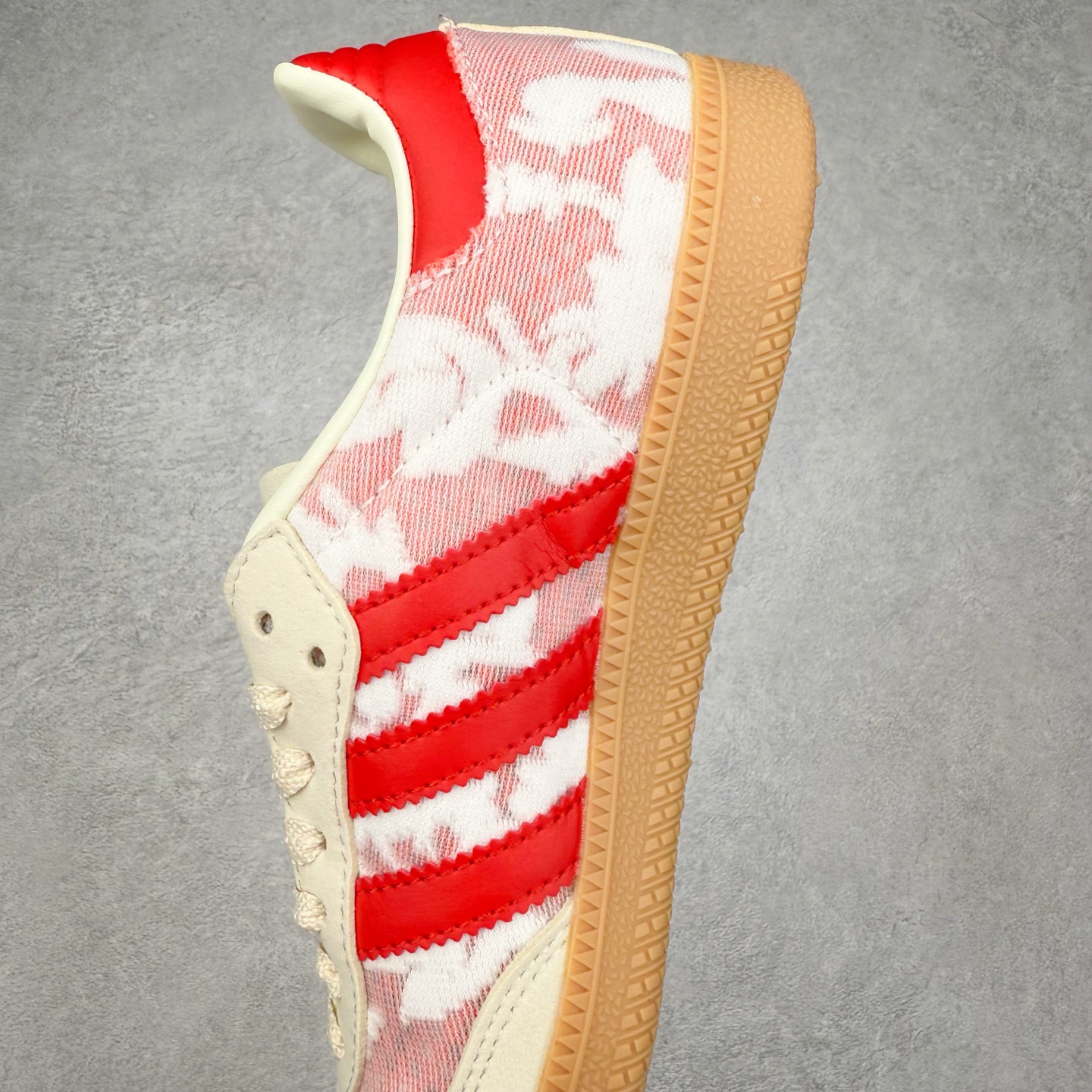 图片[7]-AD Original Samba OG 复古经典轻便板鞋 JR8841 这款桑巴鞋展示了高质量的工艺 带有装饰的超锁缝制和无缝的手感 柔软、柔软的皮革造型和标志性的3条纹完成了精致的外观 正规合身鞋带 鞋面上有绒面鞋垫 橡胶鞋底 享受正畸套筒软感 自50年代首次亮相以来就一直在赢得粉丝的青睐 尺码：36 36.5 37.5 38 38.5 39 40 40.5 41 42 42.5 43 44 44.5 45-选品中心