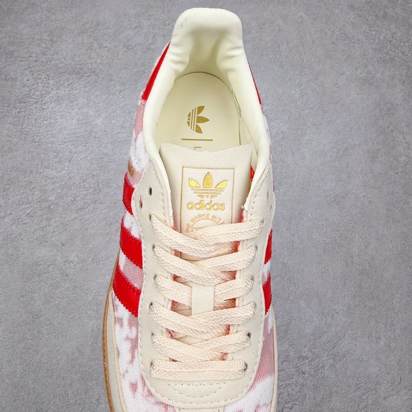 图片[5]-AD Original Samba OG 复古经典轻便板鞋 JR8841 这款桑巴鞋展示了高质量的工艺 带有装饰的超锁缝制和无缝的手感 柔软、柔软的皮革造型和标志性的3条纹完成了精致的外观 正规合身鞋带 鞋面上有绒面鞋垫 橡胶鞋底 享受正畸套筒软感 自50年代首次亮相以来就一直在赢得粉丝的青睐 尺码：36 36.5 37.5 38 38.5 39 40 40.5 41 42 42.5 43 44 44.5 45-选品中心