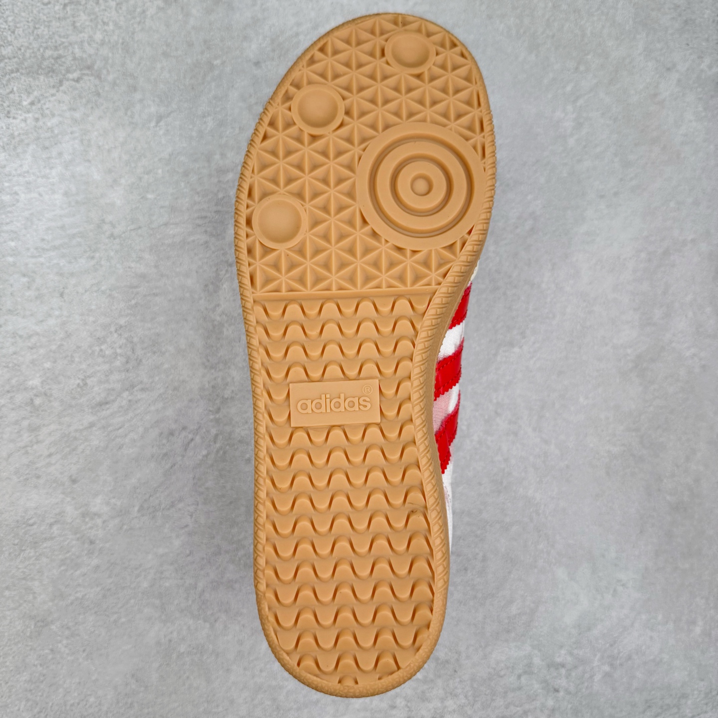 图片[9]-AD Original Samba OG 复古经典轻便板鞋 JR8841 这款桑巴鞋展示了高质量的工艺 带有装饰的超锁缝制和无缝的手感 柔软、柔软的皮革造型和标志性的3条纹完成了精致的外观 正规合身鞋带 鞋面上有绒面鞋垫 橡胶鞋底 享受正畸套筒软感 自50年代首次亮相以来就一直在赢得粉丝的青睐 尺码：36 36.5 37.5 38 38.5 39 40 40.5 41 42 42.5 43 44 44.5 45-选品中心