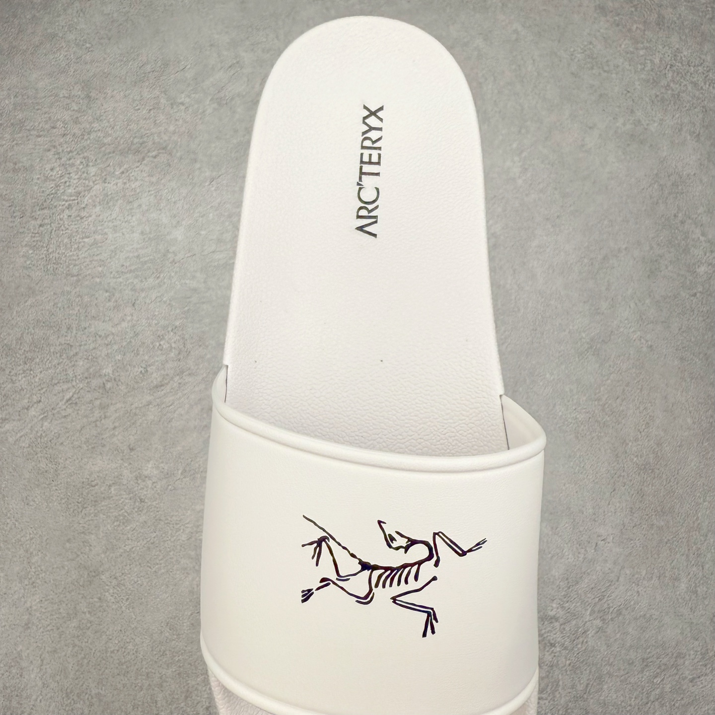 图片[5]-＃HP Arcteryx SYLAN 始祖鸟舒适防滑防磨一字拖鞋 男女同款 Arcteryx中文名始祖鸟 加拿大户外服饰品牌 1989年创立于加拿大温哥华 始祖鸟来自加拿大海岸山脉 植根高山的专业户外品牌 始终秉承对精湛设计和工艺孜孜以求的准则 从1989年创立至今 Arcteryx始终不断在产品设计与做工上不惜工本 以满足始祖鸟的标准 品质、设计以及精简的理念造就了其良好的性能 并能满足严苛环境下的使用需求 尺码：39 40 41 42 43 44 45-选品中心