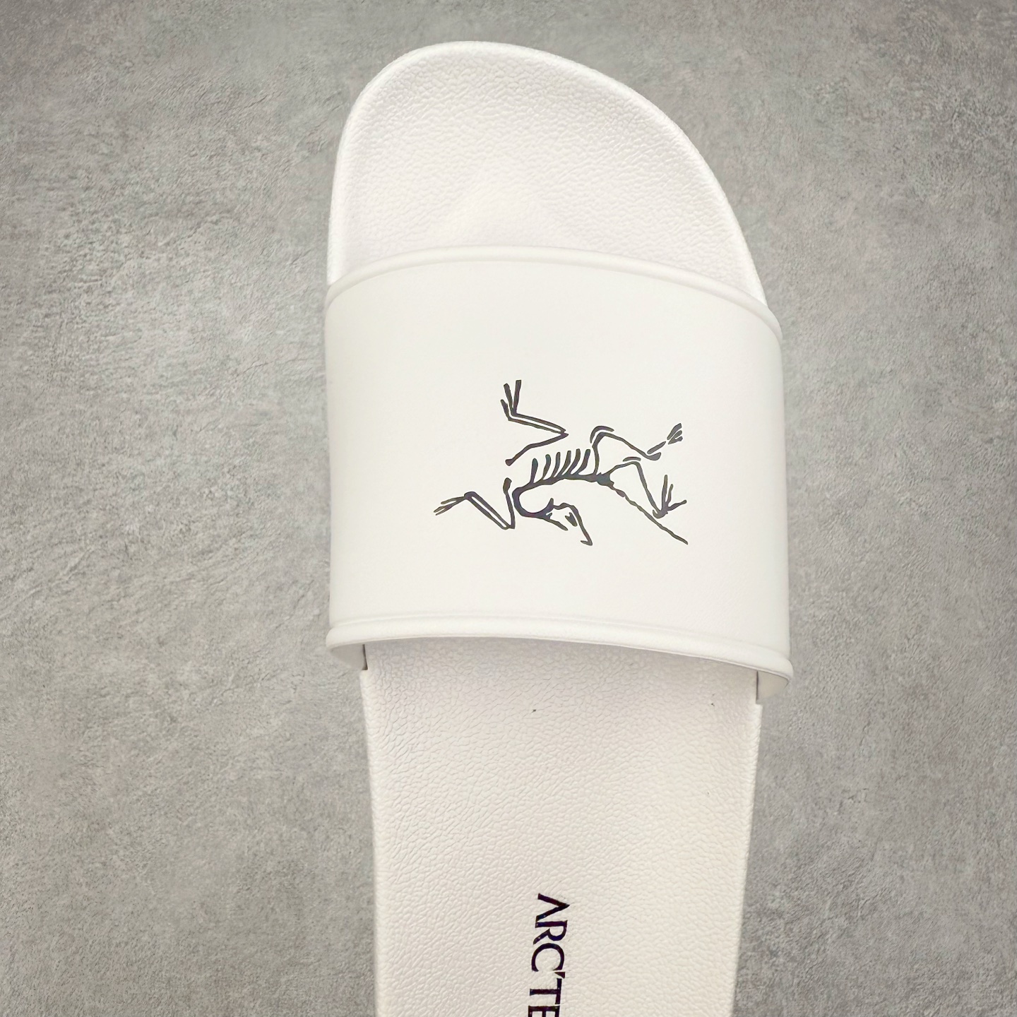 图片[4]-＃HP Arcteryx SYLAN 始祖鸟舒适防滑防磨一字拖鞋 男女同款 Arcteryx中文名始祖鸟 加拿大户外服饰品牌 1989年创立于加拿大温哥华 始祖鸟来自加拿大海岸山脉 植根高山的专业户外品牌 始终秉承对精湛设计和工艺孜孜以求的准则 从1989年创立至今 Arcteryx始终不断在产品设计与做工上不惜工本 以满足始祖鸟的标准 品质、设计以及精简的理念造就了其良好的性能 并能满足严苛环境下的使用需求 尺码：39 40 41 42 43 44 45-选品中心