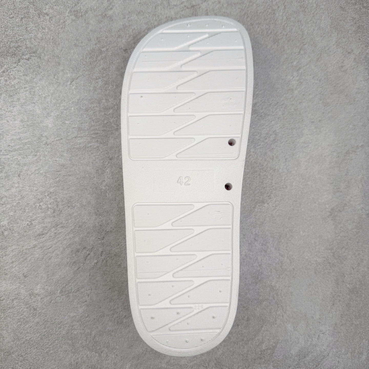 图片[9]-＃HP Arcteryx SYLAN 始祖鸟舒适防滑防磨一字拖鞋 男女同款 Arcteryx中文名始祖鸟 加拿大户外服饰品牌 1989年创立于加拿大温哥华 始祖鸟来自加拿大海岸山脉 植根高山的专业户外品牌 始终秉承对精湛设计和工艺孜孜以求的准则 从1989年创立至今 Arcteryx始终不断在产品设计与做工上不惜工本 以满足始祖鸟的标准 品质、设计以及精简的理念造就了其良好的性能 并能满足严苛环境下的使用需求 尺码：39 40 41 42 43 44 45-选品中心