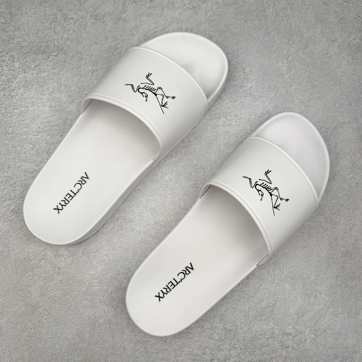 图片[3]-＃HP Arcteryx SYLAN 始祖鸟舒适防滑防磨一字拖鞋 男女同款 Arcteryx中文名始祖鸟 加拿大户外服饰品牌 1989年创立于加拿大温哥华 始祖鸟来自加拿大海岸山脉 植根高山的专业户外品牌 始终秉承对精湛设计和工艺孜孜以求的准则 从1989年创立至今 Arcteryx始终不断在产品设计与做工上不惜工本 以满足始祖鸟的标准 品质、设计以及精简的理念造就了其良好的性能 并能满足严苛环境下的使用需求 尺码：39 40 41 42 43 44 45-选品中心