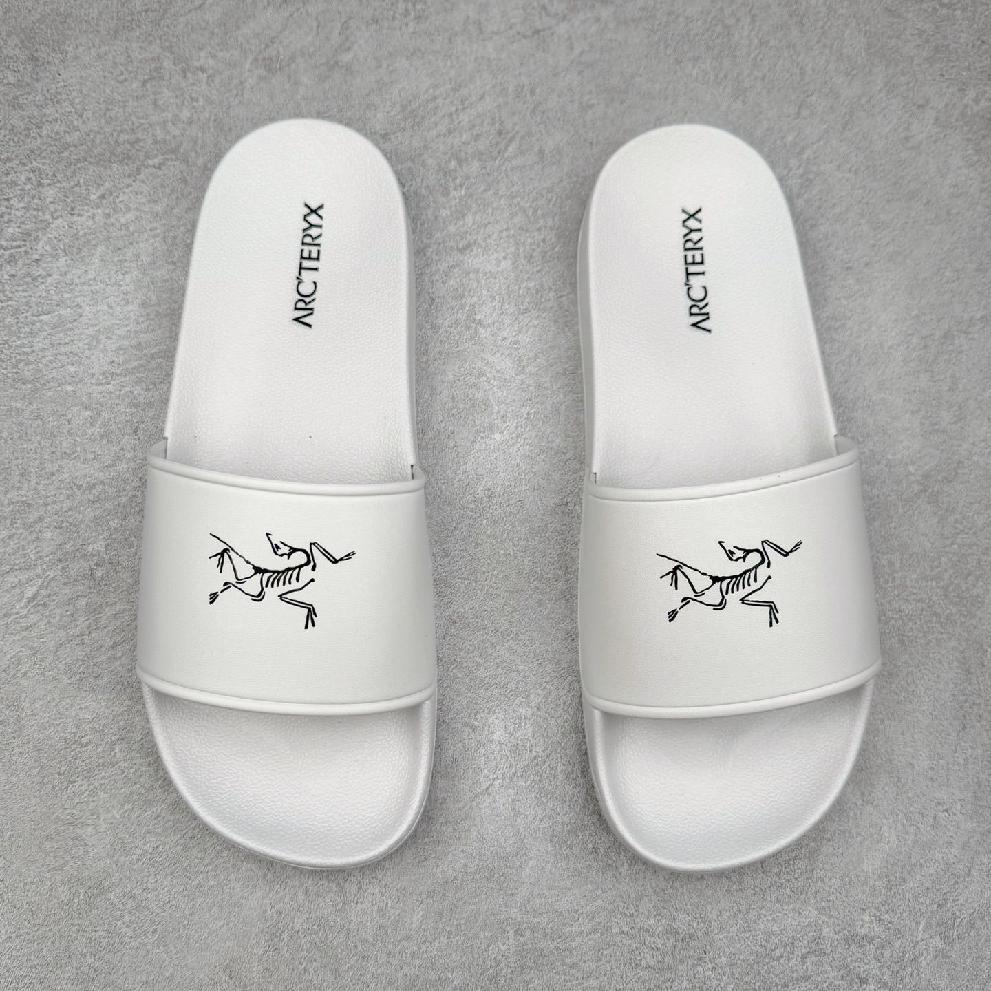 图片[2]-＃HP Arcteryx SYLAN 始祖鸟舒适防滑防磨一字拖鞋 男女同款 Arcteryx中文名始祖鸟 加拿大户外服饰品牌 1989年创立于加拿大温哥华 始祖鸟来自加拿大海岸山脉 植根高山的专业户外品牌 始终秉承对精湛设计和工艺孜孜以求的准则 从1989年创立至今 Arcteryx始终不断在产品设计与做工上不惜工本 以满足始祖鸟的标准 品质、设计以及精简的理念造就了其良好的性能 并能满足严苛环境下的使用需求 尺码：39 40 41 42 43 44 45-选品中心