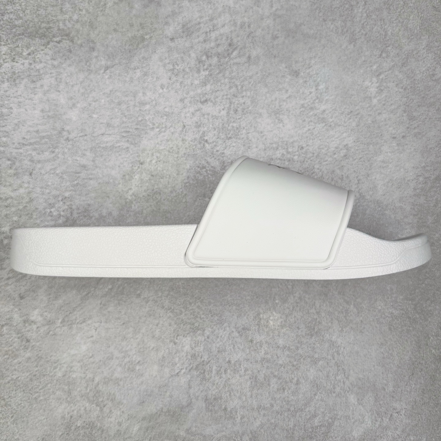 ＃HP Arcteryx SYLAN 始祖鸟舒适防滑防磨一字拖鞋 男女同款 Arcteryx中文名始祖鸟 加拿大户外服饰品牌 1989年创立于加拿大温哥华 始祖鸟来自加拿大海岸山脉 植根高山的专业户外品牌 始终秉承对精湛设计和工艺孜孜以求的准则 从1989年创立至今 Arcteryx始终不断在产品设计与做工上不惜工本 以满足始祖鸟的标准 品质、设计以及精简的理念造就了其良好的性能 并能满足严苛环境下的使用需求 尺码：39 40 41 42 43 44 45-选品中心