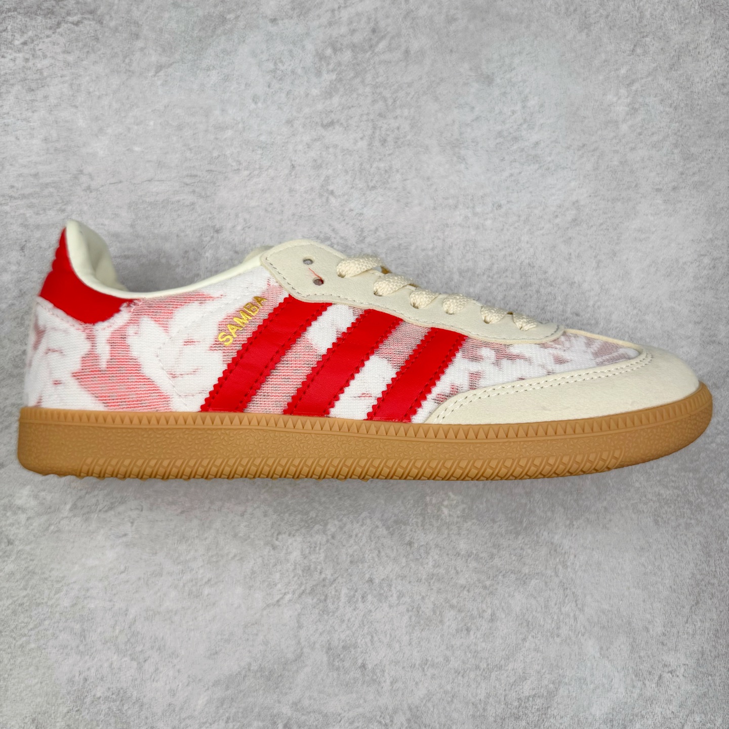 AD Original Samba OG 复古经典轻便板鞋 JR8841 这款桑巴鞋展示了高质量的工艺 带有装饰的超锁缝制和无缝的手感 柔软、柔软的皮革造型和标志性的3条纹完成了精致的外观 正规合身鞋带 鞋面上有绒面鞋垫 橡胶鞋底 享受正畸套筒软感 自50年代首次亮相以来就一直在赢得粉丝的青睐 尺码：36 36.5 37.5 38 38.5 39 40 40.5 41 42 42.5 43 44 44.5 45-选品中心