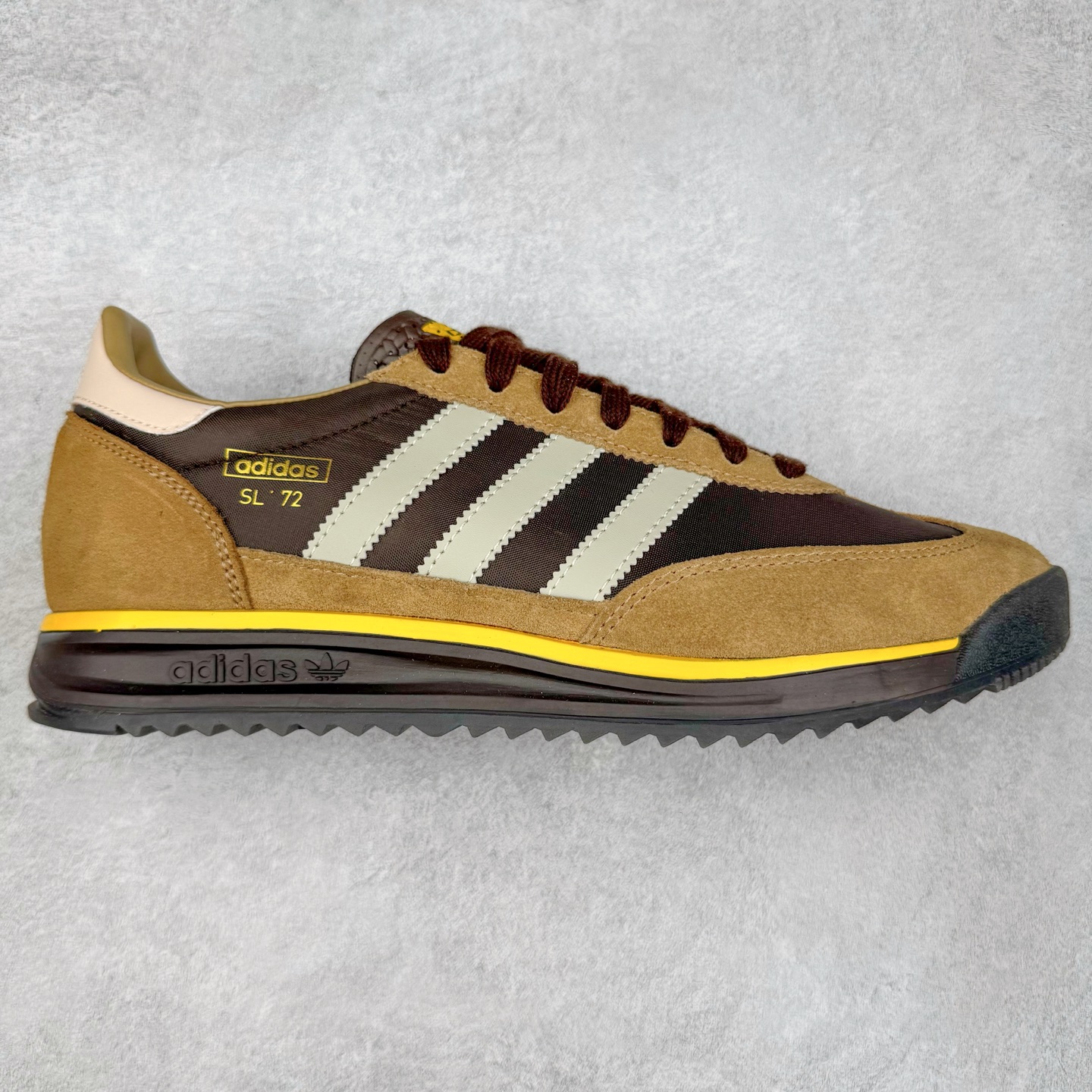 ＃HP纯原 AD Wmns SL72 OG 系列德训足球风百搭低帮休闲运动板鞋 IG4645 采用高弹EVA+MODEL+RB三层组合底 区别市面RB一体大底 三层组合鞋底重量与原鞋一致 Originals 将有「T 头鞋」造型的诞生于 1972 年的 SL72 鞋款复刻带回 各位买鞋又有新选择了 1972 年 SL72 问世后 引领了后来阿迪达斯的跑鞋发展方向 其中「SL」代表了 Super Light 彰显了产品轻便的特性 1972 年 SL72 问世后 引领了后来阿迪达斯的跑鞋发展方向 其中「SL」代表了 Super Light 彰显了产品轻便的特性 这次 Originals 延续其轻质经典的基因 带来男女两款 SL72 男生款带来 SL72 RS 鞋型 RS 意为 Reshaped（重塑）鞋款在保留了经典的外观基础上 在尼龙材质里增加了填充物 使鞋型更加挺立和饱满 鞋头则更加圆润 鞋底的 EVA 材质则增加了鞋款的高度 女生款则带来 SL72 OG W 鞋型 OG 顾名思义则是致敬经典款式 相较于 RS（Reshaped）鞋款 鞋身更加纤细 其整体鞋身轮廓、线条、细节、材质上尊崇 70 年代 SL72 的设计 还原经典味道 尺码：36 36⅔ 37⅓ 38 38⅔ 39⅓ 40 40⅔ 41⅓ 42 42⅔ 43⅓ 44 44⅔ 45-选品中心