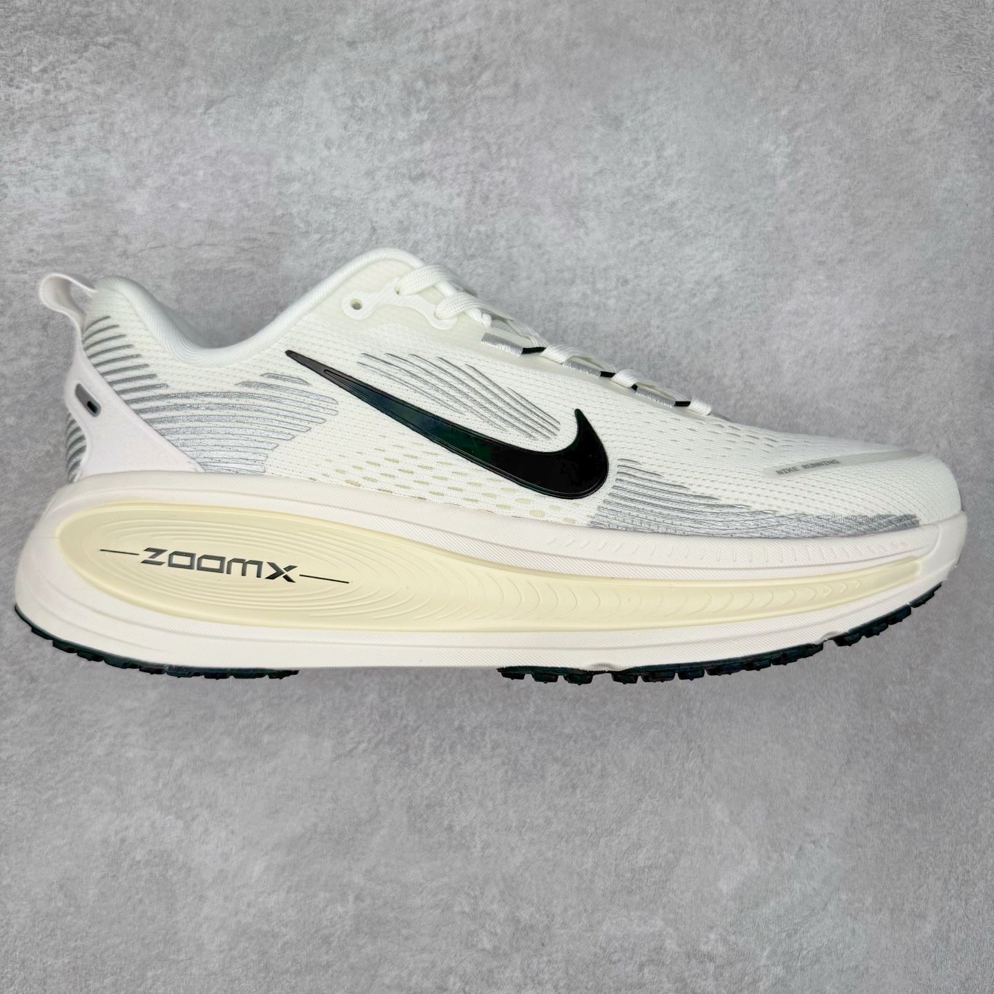 ＃纯原福利 NK Air Zoom Vomero 18 轻便舒适公路跑步鞋 HM6803-001 质感柔软 弹力充沛 助力一路畅跑 乐享不停 厚实泡绵缔造舒适的回弹效果 铸就出色跑步表现 该鞋款轻盈透气 带你步入舒适新境界 疾速刺激感和非凡舒适脚感交织 定能让跑者在迈步间找到渴望已久的跑步乐趣 自如掌控跑步节奏、配速和里程 足底缓震配置赋予双足柔软舒适感受 助你一路畅跑 缓震设计 在双足触地时有助提供舒适脚感 搭载性能出众的 ZoomX 和 Cushlon 泡绵 营造柔软舒适脚感 助你稳稳迈步 基于跑者反馈 简化中底设计 带来出色舒适感 尺码：36 36.5 37.5 38 38.5 39 40 40.5 41 42 42.5 43 44 44.5 45-选品中心