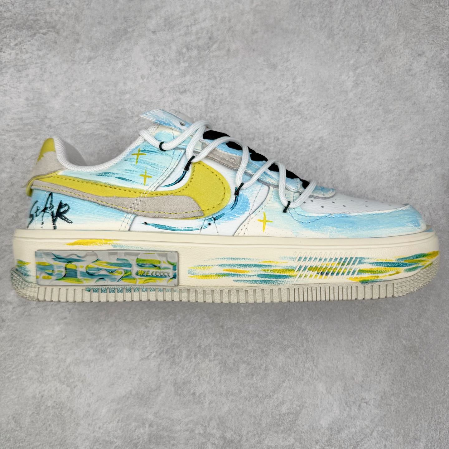 NK Air Force 1´07 Low 空军一号低帮百搭休闲运动板鞋 DV6984-011 柔软、弹性十足的缓震性能和出色的中底设计 横跨复古与现代的外型结合 造就出风靡全球 三十多年的Force 1 直到今天还深受青睐 实拍调校N版已经零色差零失真 百分百还原实物色彩所见即所得 不存在货不对板色差等低级问题 选购参考实物拍摄 不混卖不参货 只用心做好货严格选品 承诺混一赔十 尺码：36 36.5 37.5 38 38.5 39 40 40.5 41 42 42.5 43 44 44.5 45-选品中心