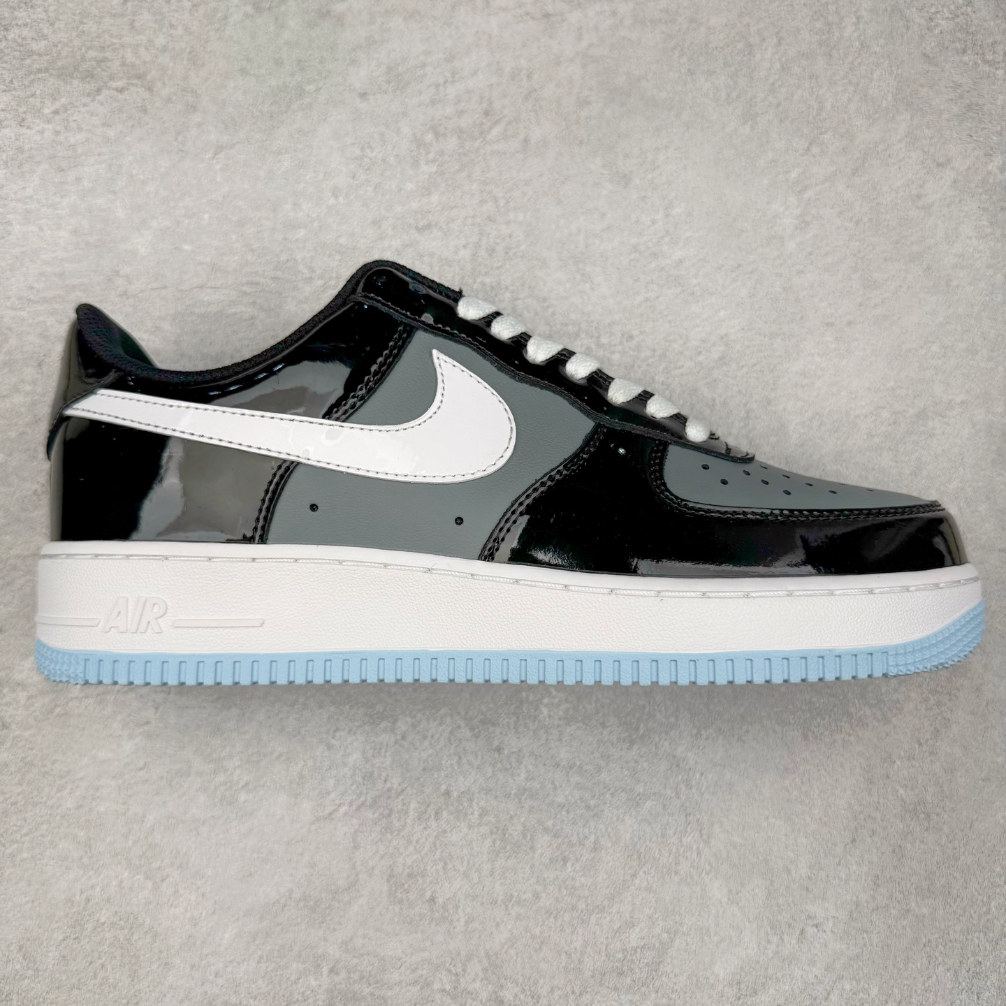 NK Air Force 1´07 Low 空军一号低帮百搭休闲运动板鞋 DF0188-068 柔软、弹性十足的缓震性能和出色的中底设计 横跨复古与现代的外型结合 造就出风靡全球 三十多年的Force 1 直到今天还深受青睐 实拍调校N版已经零色差零失真 百分百还原实物色彩所见即所得 不存在货不对板色差等低级问题 选购参考实物拍摄 不混卖不参货 只用心做好货严格选品 承诺混一赔十 尺码：36 36.5 37.5 38 38.5 39 40 40.5 41 42 42.5 43 44 44.5 45-选品中心