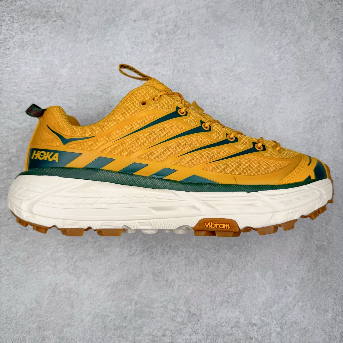 HOKA ONE ONE Mafate Speed 3 Low 玛法特3代系列低帮轻量户外越野休闲运动慢跑鞋 HOKA ONE ONE 最近推出了一个胶囊系列 Origin Story 这个系列里的 Mafate Speed 2 可以说让我日思夜想有一阵子了 最近终于拔草 让我来分享一下这双也是上脚赞到爆的越野跑鞋吧 以阿尔卑斯山脉作为主题将亮黄色与蓝色调覆盖在这经典轮廓之上 配色的呈现效果相当亮眼 以至于很多人买这个配色是用来日常搭配的 鞋面采用超轻的无缝架构 轻薄的TPU贴在透气的鞋面材料上 减轻重量同时也保证了支撑性 鞋底则采用滚动平衡技术 引导跑者回归自然步态 祖传的神奇EVA材质中底依旧是一如既往地表现优秀 能提供充足的缓震 作为HOKA家的越野跑鞋 VIBRAM 橡胶大底也是必不可少的 即便在复杂湿滑的地形 依旧能有良好的抓地力及稳定性 鞋带采用了弹性不易松脱的扁宽弹性鞋带 前掌与中掌部分也进行了加宽 也更加适合亚洲人的脚型 是一款十分全面且足够强悍的户外硬核越野鞋 而这双极其亮眼的越野跑鞋恰好又是在江山一百中参赛的UTMB冠军 Ludovic POMMERET 夺冠时穿着的战靴 这就让它变得更加有吸引力了 用来日常搭配的话短裤是基本不挑 长裤我个人推荐阔腿裤 工装裤以及各种长筒牛仔裤都可以 尺码：36 36.5 37.5 38 38.5 39 40 40.5 41 42 42.5 43 44 44.5 45-选品中心