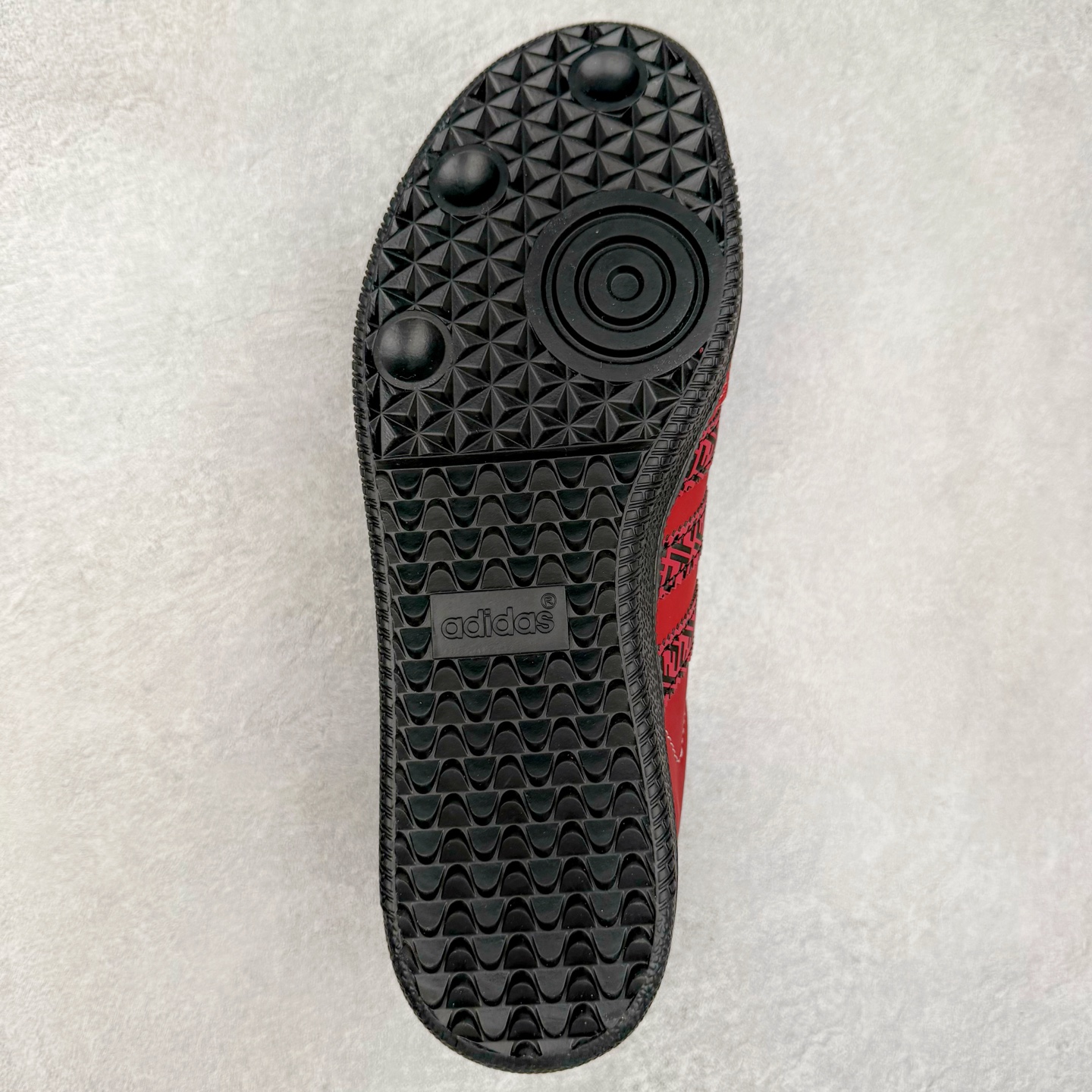 图片[9]-＃C2 AD Original Samba OG 复古经典轻便板鞋 定制配色 XR0007 这款桑巴鞋展示了高质量的工艺 带有装饰的超锁缝制和无缝的手感 柔软、柔软的皮革造型和标志性的3条纹完成了精致的外观 正规合身鞋带 鞋面上有绒面鞋垫 橡胶鞋底 享受正畸套筒软感 自50年代首次亮相以来就一直在赢得粉丝的青睐 尺码：36 36.5 37.5 38 38.5 39 40 40.5 41 42 42.5 43 44 44.5 45-选品中心