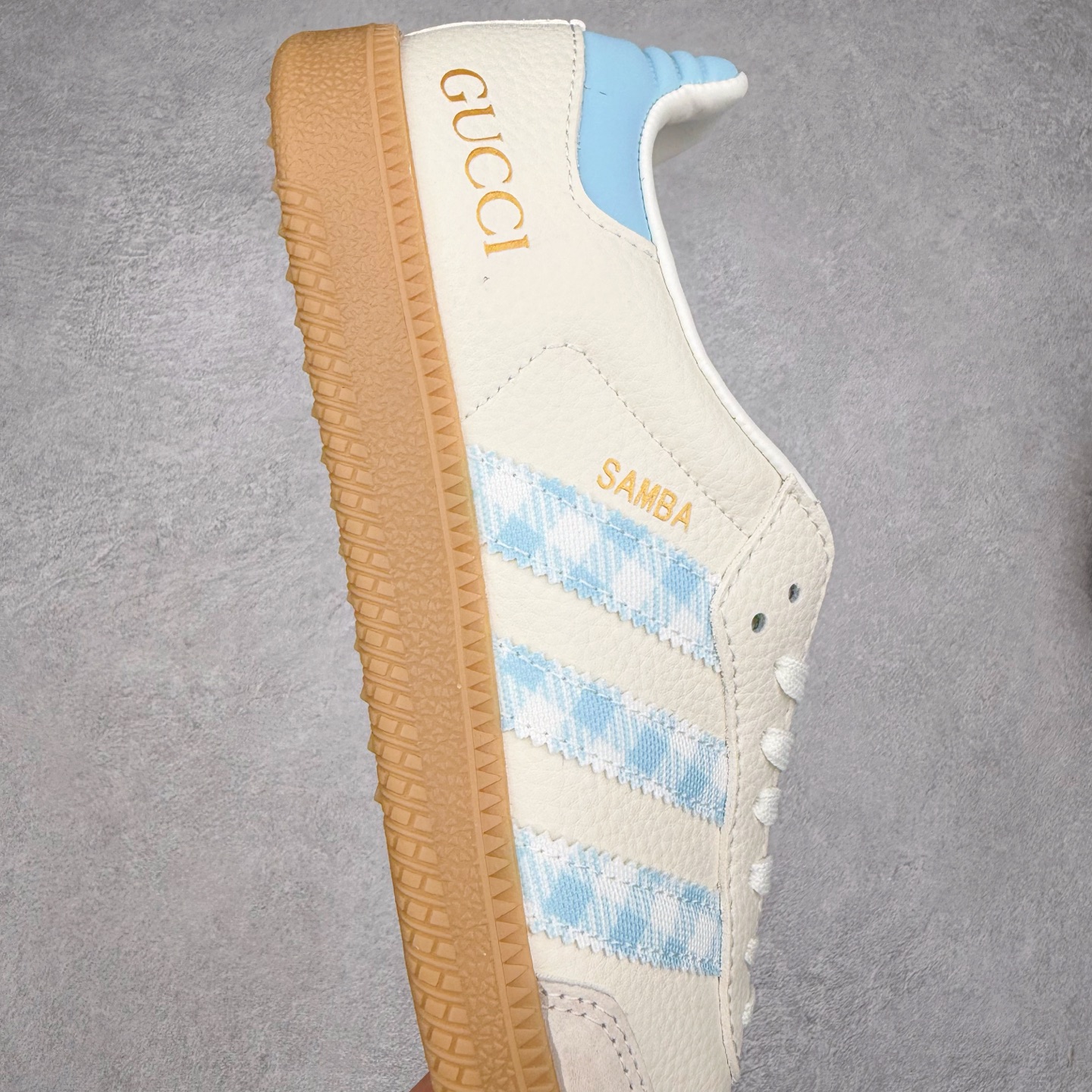 图片[6]-＃C2 AD Original Samba OG 复古经典轻便板鞋 定制配色 XR0010 这款桑巴鞋展示了高质量的工艺 带有装饰的超锁缝制和无缝的手感 柔软、柔软的皮革造型和标志性的3条纹完成了精致的外观 正规合身鞋带 鞋面上有绒面鞋垫 橡胶鞋底 享受正畸套筒软感 自50年代首次亮相以来就一直在赢得粉丝的青睐 尺码：36 36.5 37.5 38 38.5 39 40 40.5 41 42 42.5 43 44 44.5 45-选品中心