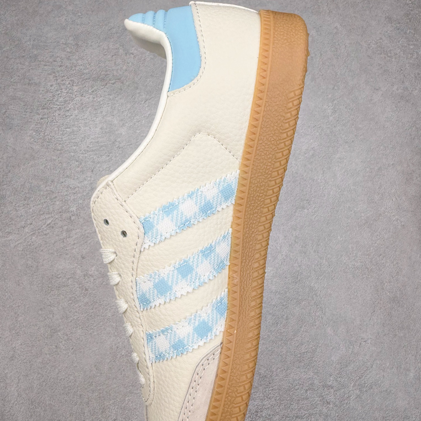 图片[7]-＃C2 AD Original Samba OG 复古经典轻便板鞋 定制配色 XR0010 这款桑巴鞋展示了高质量的工艺 带有装饰的超锁缝制和无缝的手感 柔软、柔软的皮革造型和标志性的3条纹完成了精致的外观 正规合身鞋带 鞋面上有绒面鞋垫 橡胶鞋底 享受正畸套筒软感 自50年代首次亮相以来就一直在赢得粉丝的青睐 尺码：36 36.5 37.5 38 38.5 39 40 40.5 41 42 42.5 43 44 44.5 45-选品中心