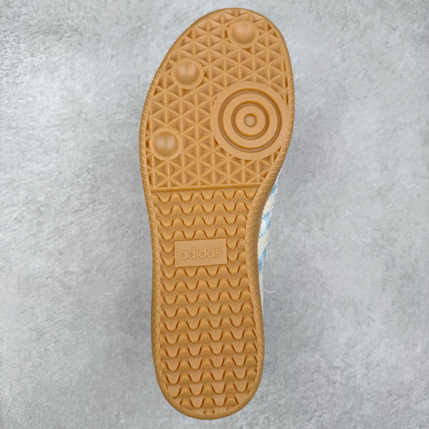 图片[9]-＃C2 AD Original Samba OG 复古经典轻便板鞋 定制配色 XR0010 这款桑巴鞋展示了高质量的工艺 带有装饰的超锁缝制和无缝的手感 柔软、柔软的皮革造型和标志性的3条纹完成了精致的外观 正规合身鞋带 鞋面上有绒面鞋垫 橡胶鞋底 享受正畸套筒软感 自50年代首次亮相以来就一直在赢得粉丝的青睐 尺码：36 36.5 37.5 38 38.5 39 40 40.5 41 42 42.5 43 44 44.5 45-选品中心