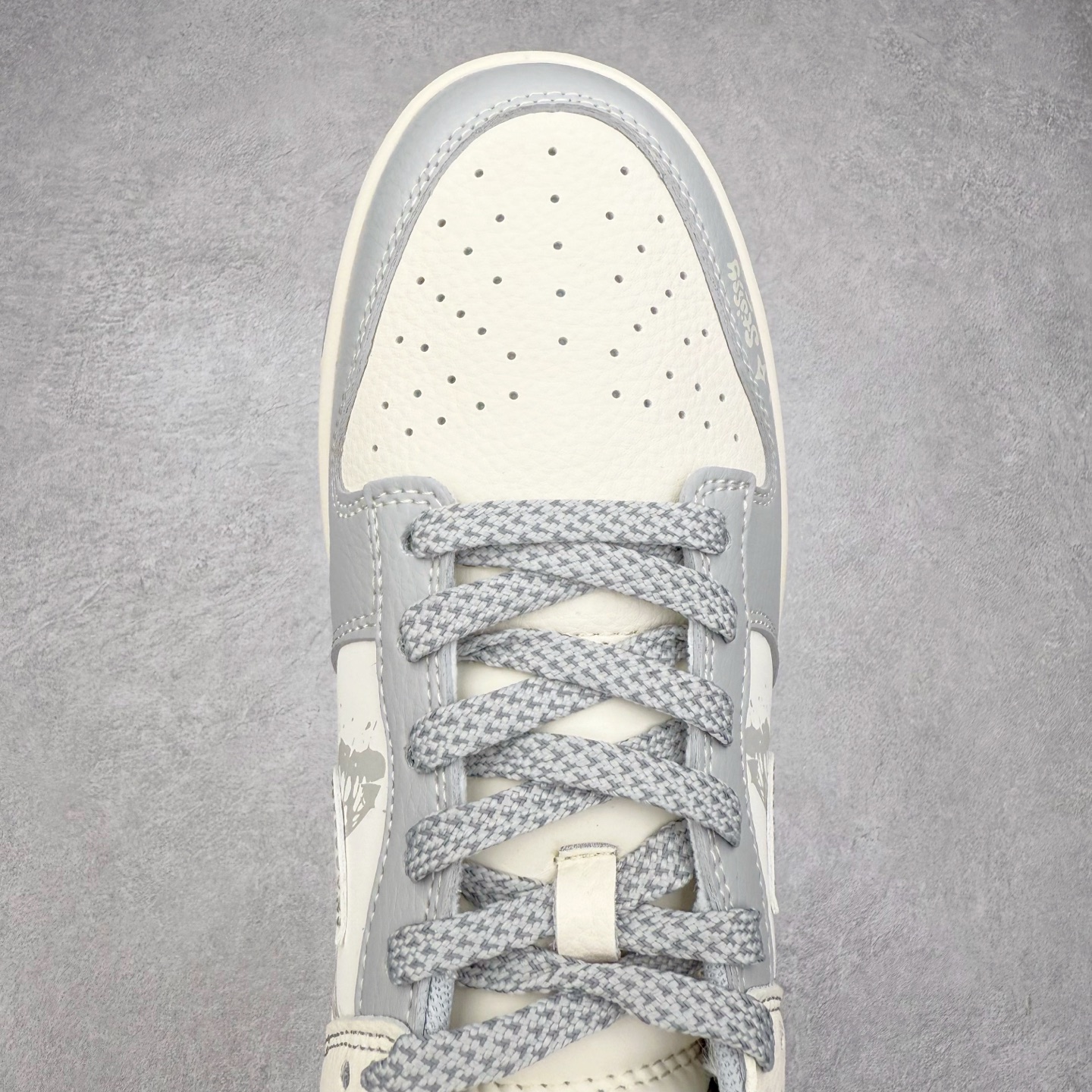 图片[4]-NK Dunk Low 定制配色 DJ2024-120 大厂出品 极力推荐 原装头层材料 独家版型蒸餾加工帶來的是更好的视觉和脚感体验大厂纯原品质出货 清洁度 电绣工艺 皮料切割干净无任何毛边 细节完美 实拍调校N版已经零色差零失真 百分百还原实物色彩所见即所得 不存在货不对板色差等低级问题 选购参考实物拍摄 不混卖不参货 只用心做好货严格选品 承诺混一赔十 尺码：36 36.5 37.5 38 38.5 39 40 40.5 41 42 42.5 43 44 44.5 45-选品中心