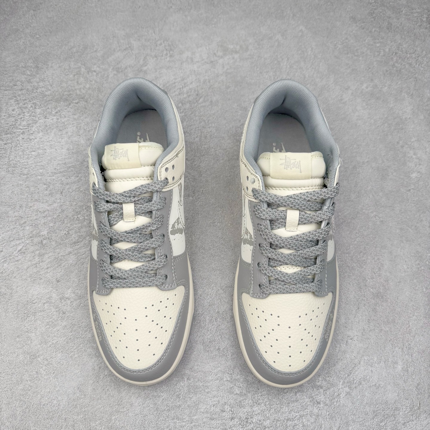 图片[2]-NK Dunk Low 定制配色 DJ2024-120 大厂出品 极力推荐 原装头层材料 独家版型蒸餾加工帶來的是更好的视觉和脚感体验大厂纯原品质出货 清洁度 电绣工艺 皮料切割干净无任何毛边 细节完美 实拍调校N版已经零色差零失真 百分百还原实物色彩所见即所得 不存在货不对板色差等低级问题 选购参考实物拍摄 不混卖不参货 只用心做好货严格选品 承诺混一赔十 尺码：36 36.5 37.5 38 38.5 39 40 40.5 41 42 42.5 43 44 44.5 45-选品中心