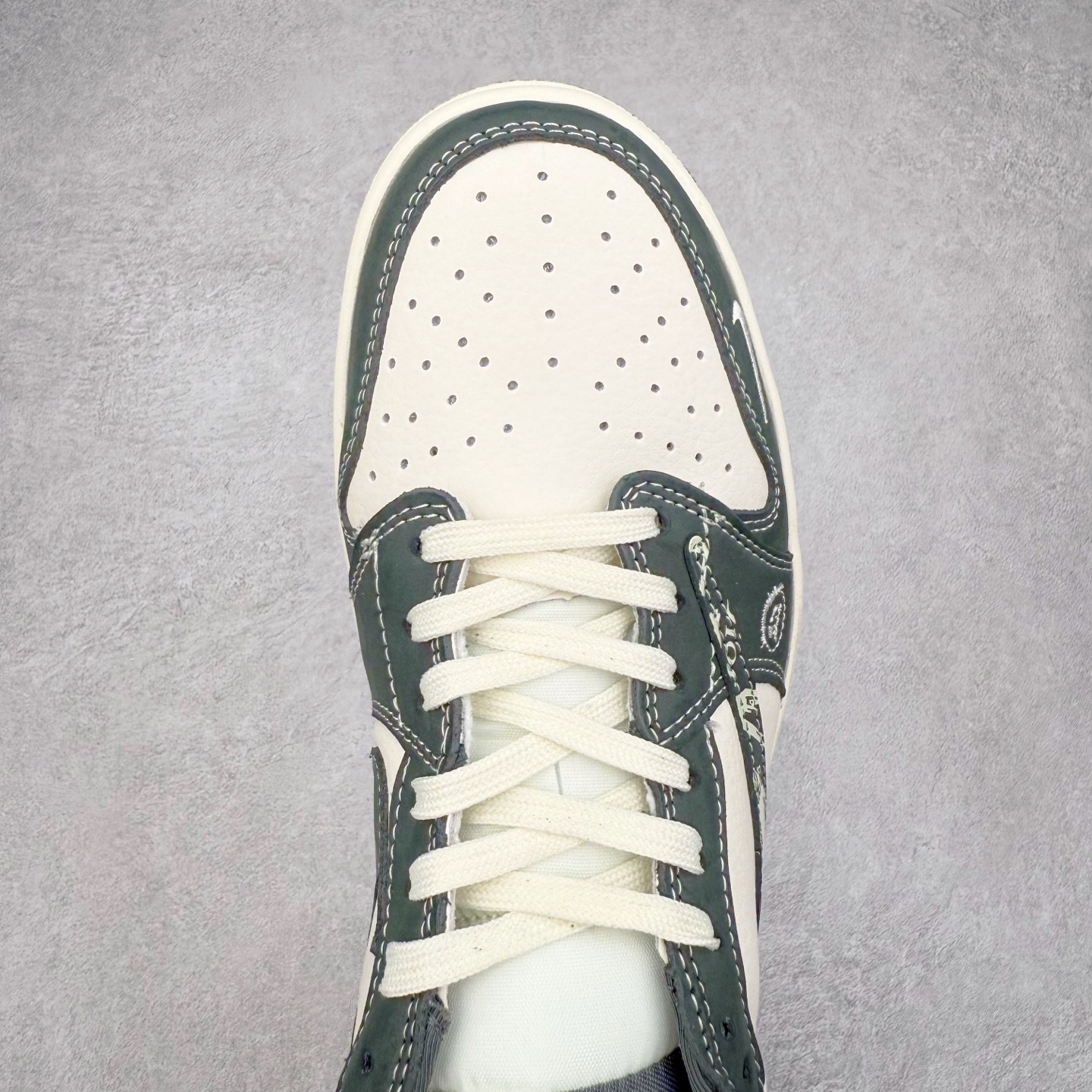 图片[4]-TS x Air Jordan AJ1 Low 倒钩低帮联名定制配色 LD2025-032 原厂内置气垫魔块 A模大底 头层小牛皮 鞋舌AJ原厂专用牛津布+AJ专用反口珍珠布+原厂无杂质高弹内里海棉+特殊封边弹力鞋带 实拍调校N版已经零色差零失真 百分百还原实物色彩所见即所得 不存在货不对板色差等低级问题 选购参考实物拍摄 不混卖不参货 只用心做好货严格选品 承诺混一赔十 尺码：36 36.5 37.5 38 38.5 39 40 40.5 41 42 42.5 43 44 44.5 45-选品中心