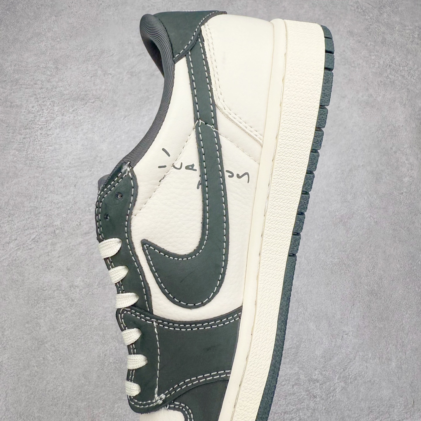 图片[7]-TS x Air Jordan AJ1 Low 倒钩低帮联名定制配色 LD2025-032 原厂内置气垫魔块 A模大底 头层小牛皮 鞋舌AJ原厂专用牛津布+AJ专用反口珍珠布+原厂无杂质高弹内里海棉+特殊封边弹力鞋带 实拍调校N版已经零色差零失真 百分百还原实物色彩所见即所得 不存在货不对板色差等低级问题 选购参考实物拍摄 不混卖不参货 只用心做好货严格选品 承诺混一赔十 尺码：36 36.5 37.5 38 38.5 39 40 40.5 41 42 42.5 43 44 44.5 45-选品中心