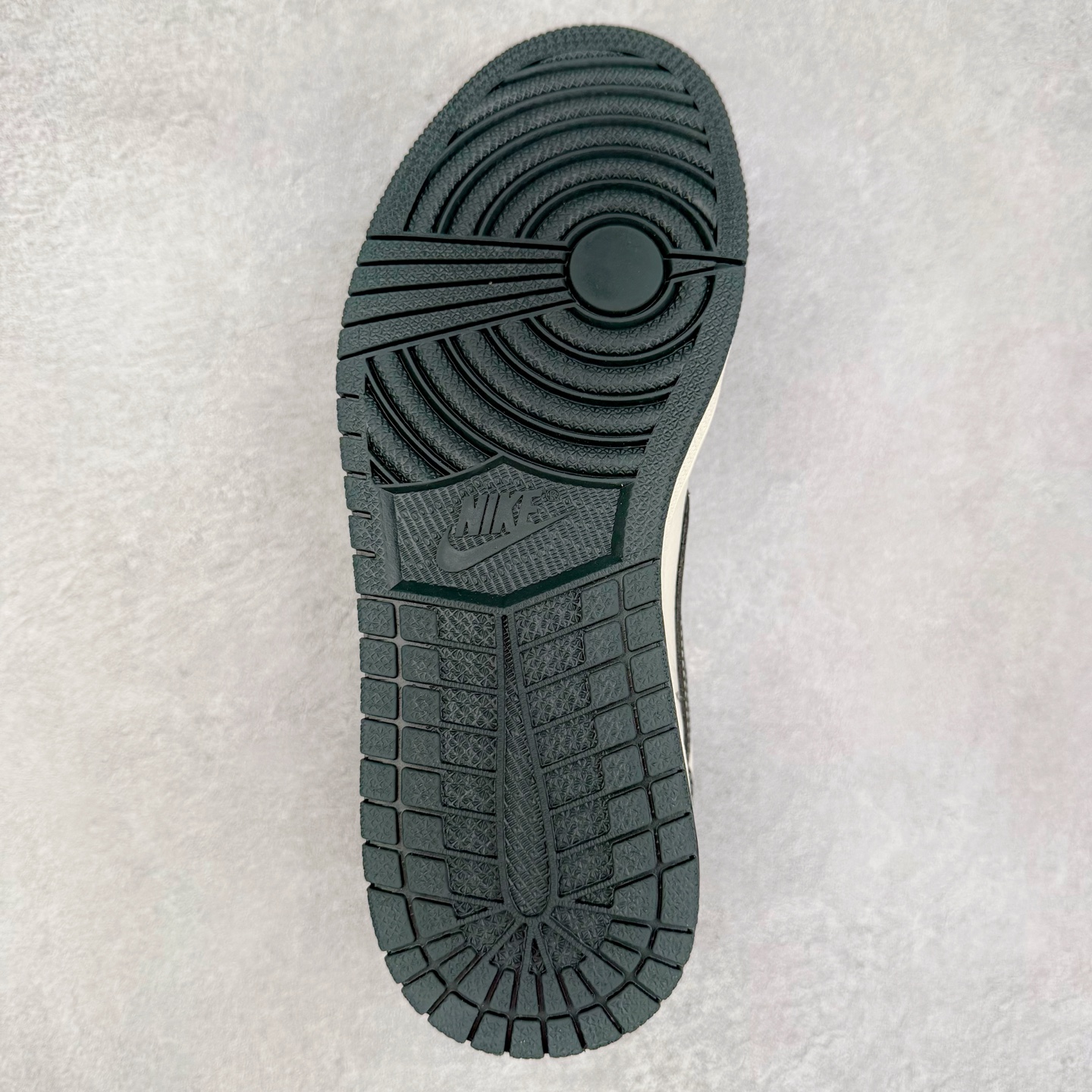 图片[9]-TS x Air Jordan AJ1 Low 倒钩低帮联名定制配色 LD2025-032 原厂内置气垫魔块 A模大底 头层小牛皮 鞋舌AJ原厂专用牛津布+AJ专用反口珍珠布+原厂无杂质高弹内里海棉+特殊封边弹力鞋带 实拍调校N版已经零色差零失真 百分百还原实物色彩所见即所得 不存在货不对板色差等低级问题 选购参考实物拍摄 不混卖不参货 只用心做好货严格选品 承诺混一赔十 尺码：36 36.5 37.5 38 38.5 39 40 40.5 41 42 42.5 43 44 44.5 45-选品中心