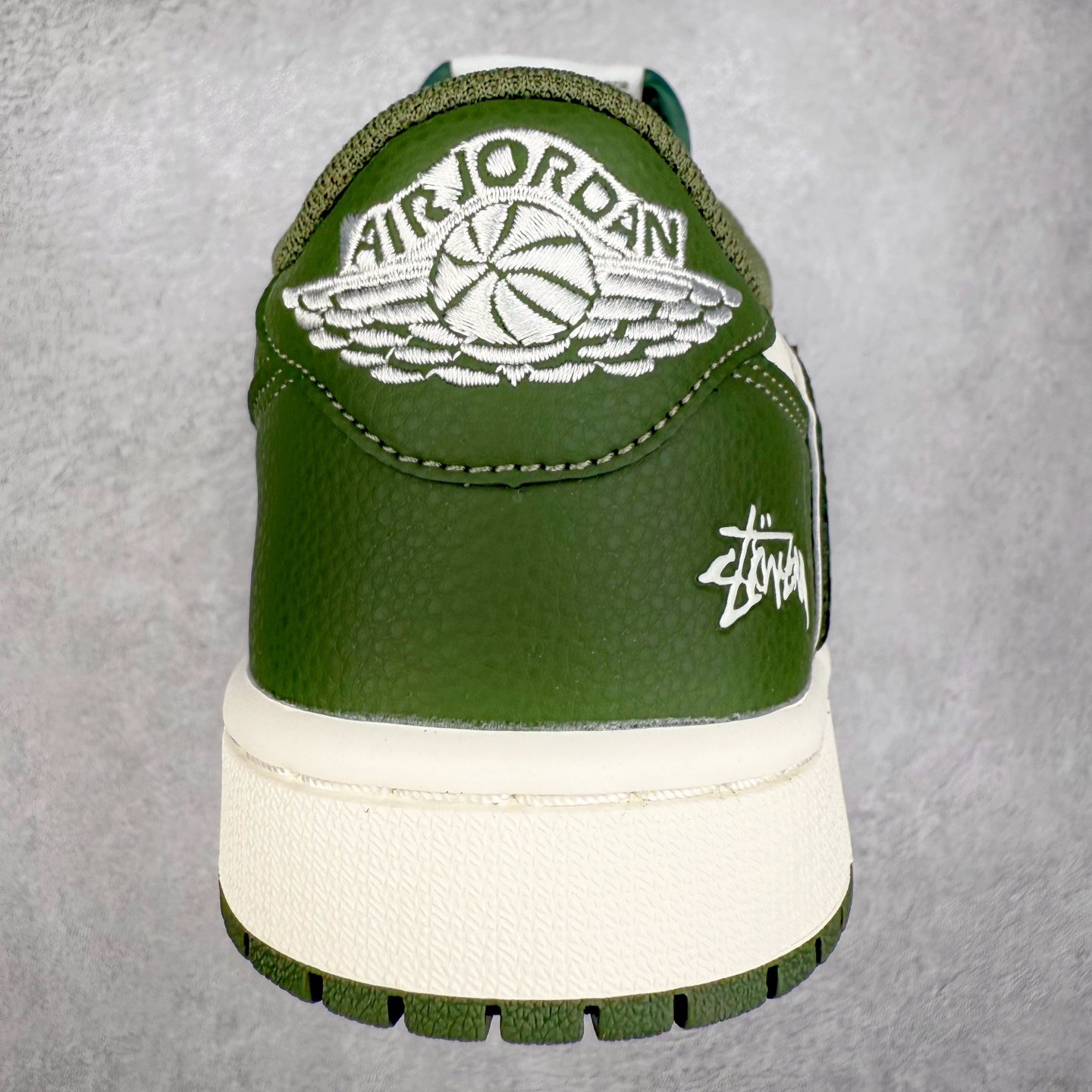 图片[8]-TS x Air Jordan AJ1 Low 倒钩低帮联名定制配色 ST5696-263 原厂内置气垫魔块 A模大底 头层小牛皮 鞋舌AJ原厂专用牛津布+AJ专用反口珍珠布+原厂无杂质高弹内里海棉+特殊封边弹力鞋带 实拍调校N版已经零色差零失真 百分百还原实物色彩所见即所得 不存在货不对板色差等低级问题 选购参考实物拍摄 不混卖不参货 只用心做好货严格选品 承诺混一赔十 尺码：36 36.5 37.5 38 38.5 39 40 40.5 41 42 42.5 43 44 44.5 45-选品中心