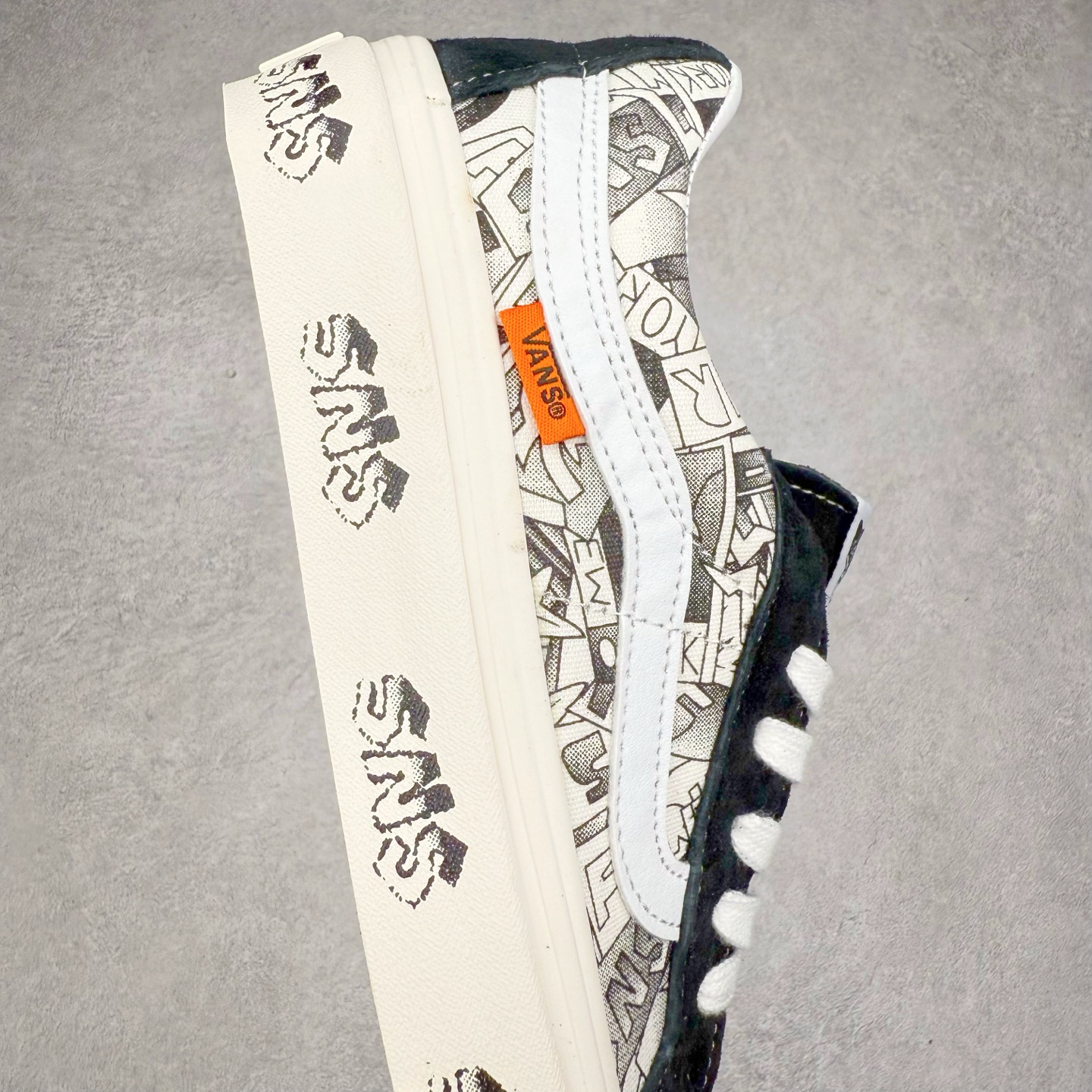 图片[6]-Vans Sk8-Low x SNS黑白涂鸦 以当地 Venice 沙滩为主题，设计上致敬1980和1990年代滑板者和冲浪者爱好者的穿着。鞋面整体以黑白为主色，搭配了黑色涂鸦图案，彰显联名身份。 尺码：35 36 36.5 37 38 38.5 39 40 40.5 41 42 42.5 43 44-选品中心