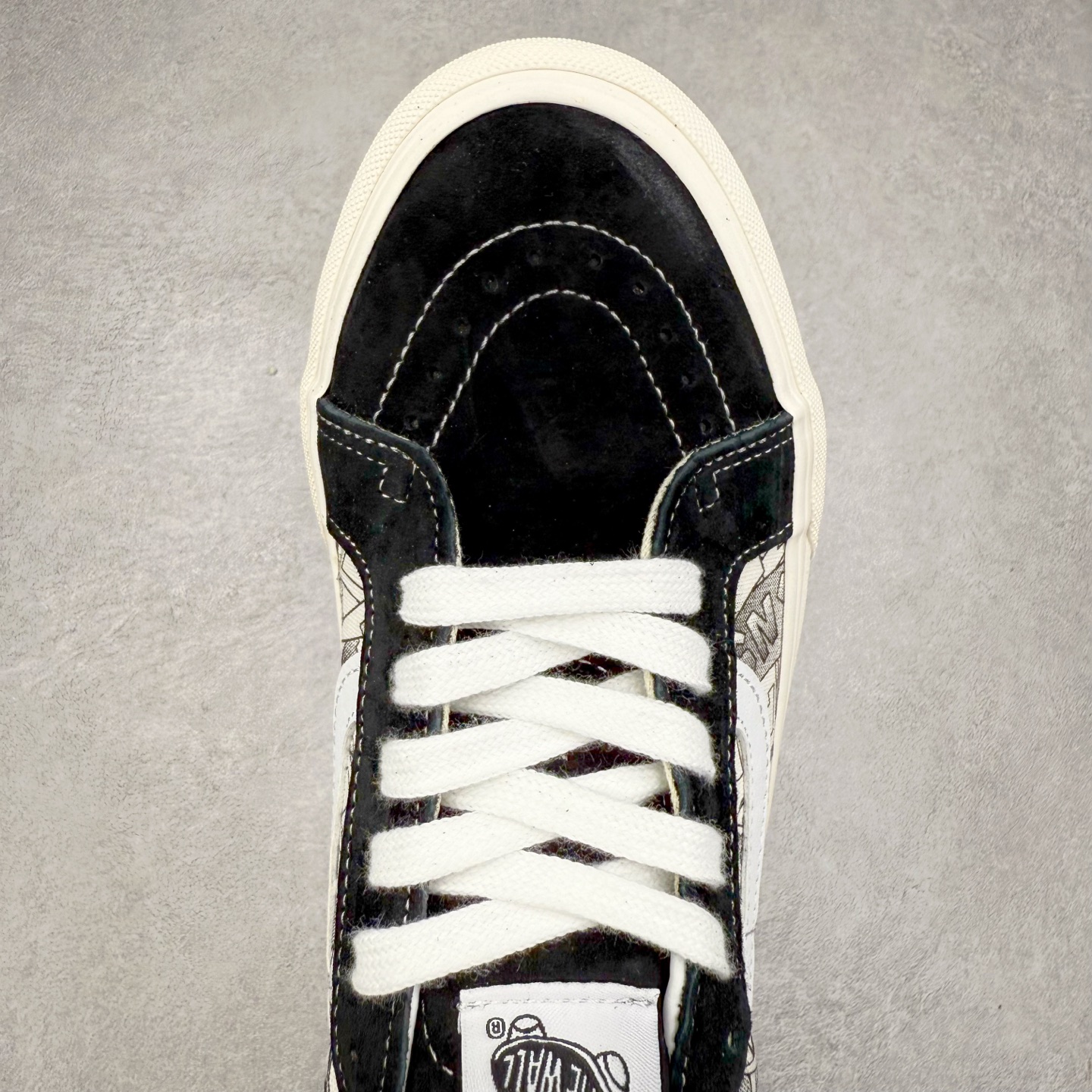 图片[4]-Vans Sk8-Low x SNS黑白涂鸦 以当地 Venice 沙滩为主题，设计上致敬1980和1990年代滑板者和冲浪者爱好者的穿着。鞋面整体以黑白为主色，搭配了黑色涂鸦图案，彰显联名身份。 尺码：35 36 36.5 37 38 38.5 39 40 40.5 41 42 42.5 43 44-选品中心