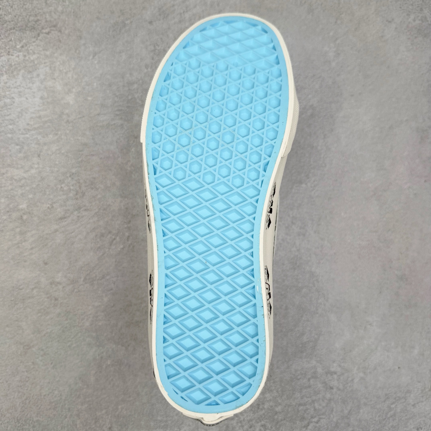 图片[9]-Vans Sk8-Low x SNS黑白涂鸦 以当地 Venice 沙滩为主题，设计上致敬1980和1990年代滑板者和冲浪者爱好者的穿着。鞋面整体以黑白为主色，搭配了黑色涂鸦图案，彰显联名身份。 尺码：35 36 36.5 37 38 38.5 39 40 40.5 41 42 42.5 43 44-选品中心